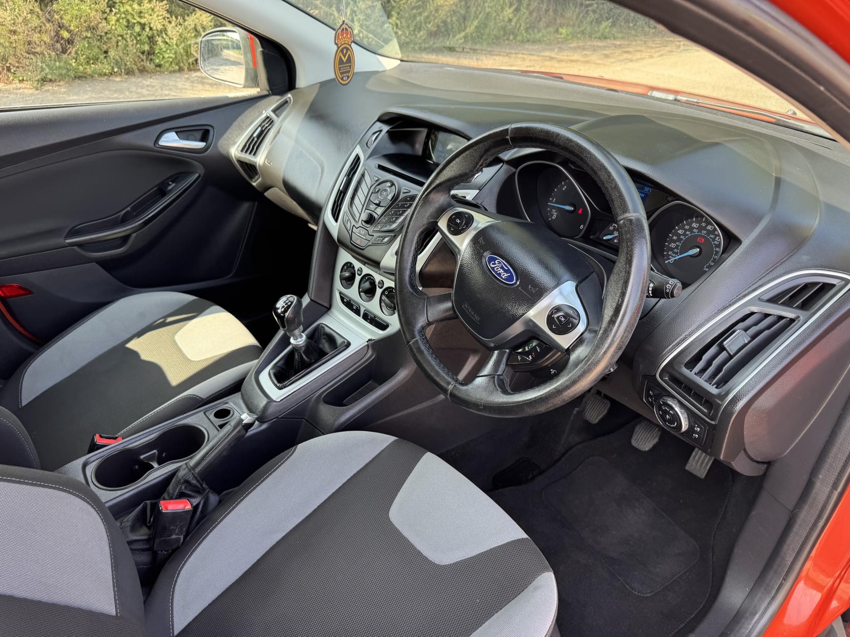 Ford Focus 1.6 TDCi Zetec Hatchback 5dr Diesel Manual Euro 5 (s/s) (115 ps)