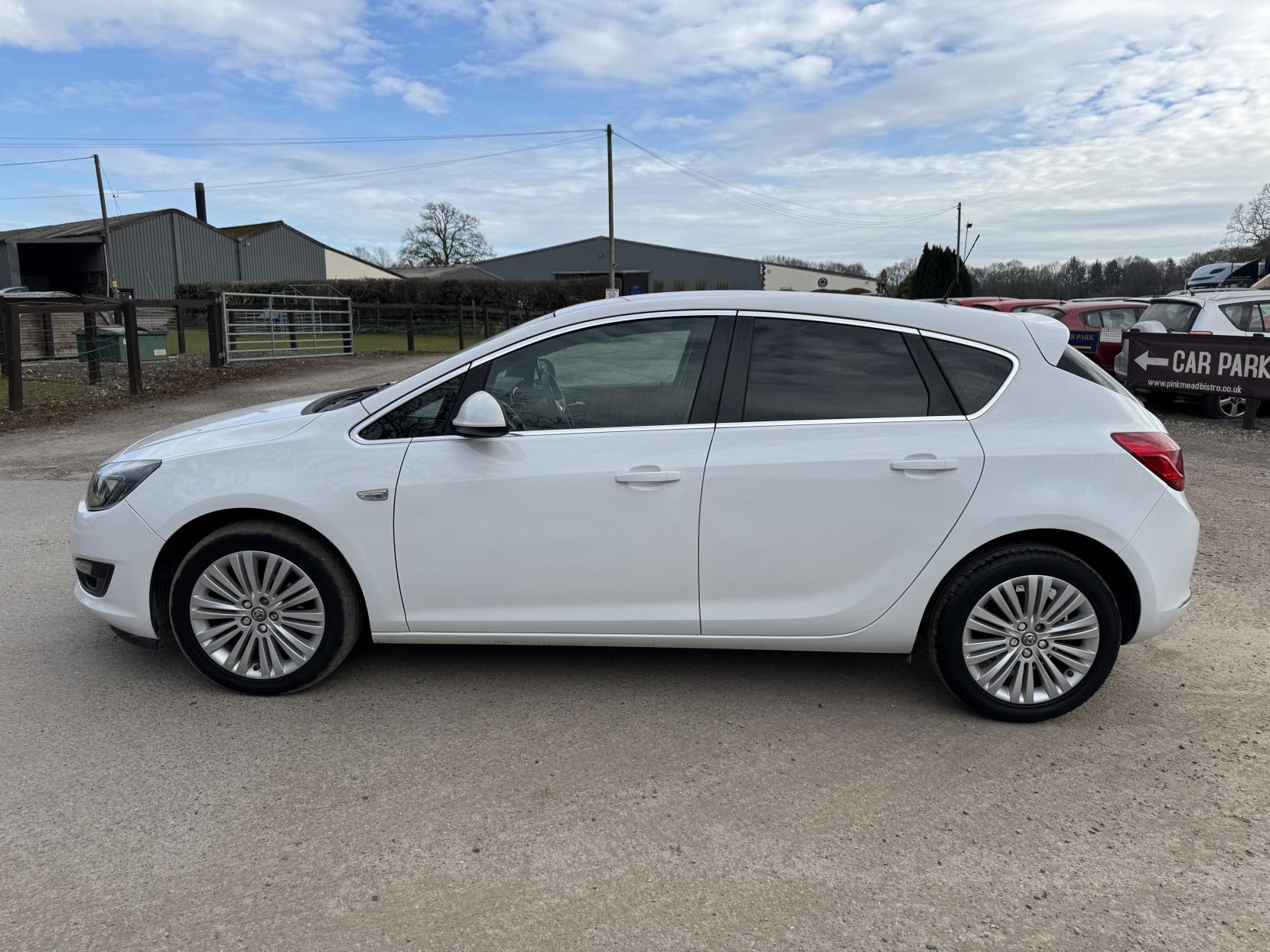 Vauxhall Astra 1.6i Excite Hatchback 5dr Petrol Manual Euro 6 (115 ps)