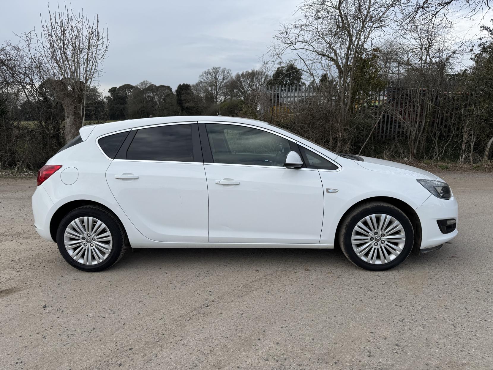 Vauxhall Astra 1.6i Excite Hatchback 5dr Petrol Manual Euro 6 (115 ps)