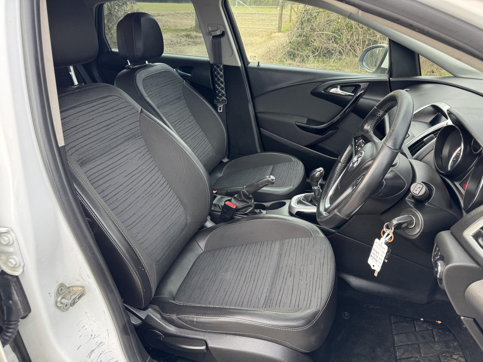 Vauxhall Astra 1.6i Excite Hatchback 5dr Petrol Manual Euro 6 (115 ps)