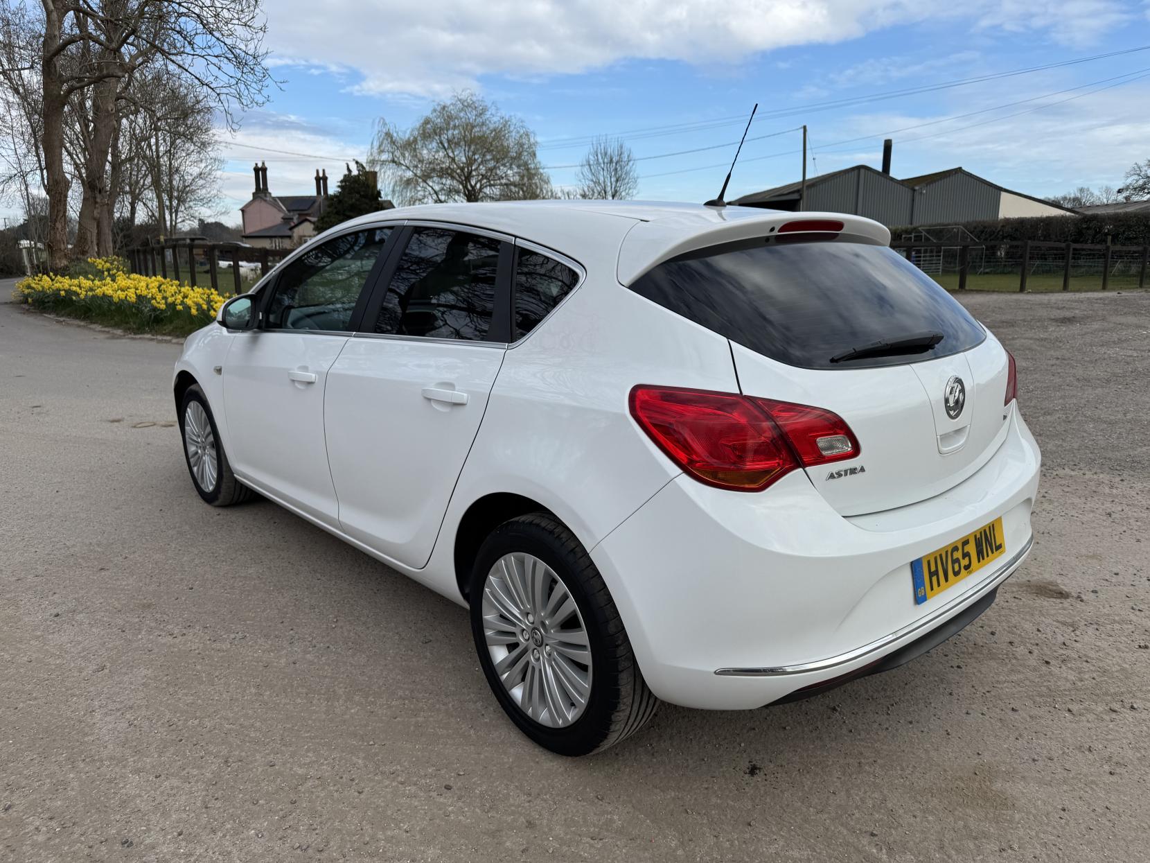 Vauxhall Astra 1.6i Excite Hatchback 5dr Petrol Manual Euro 6 (115 ps)