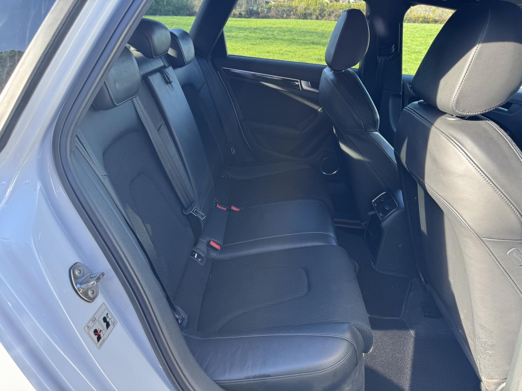 Audi A4 Avant 2.0 TDI Black Edition Estate 5dr Diesel Manual Euro 5 (s/s) (177 ps)