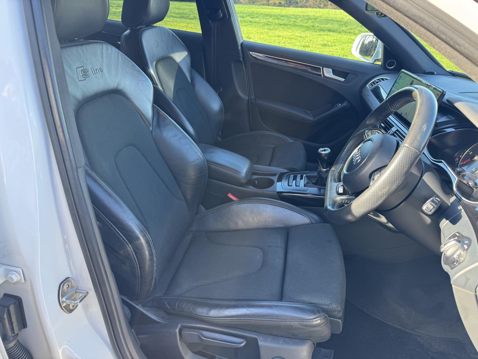 Audi A4 Avant 2.0 TDI Black Edition Estate 5dr Diesel Manual Euro 5 (s/s) (177 ps)