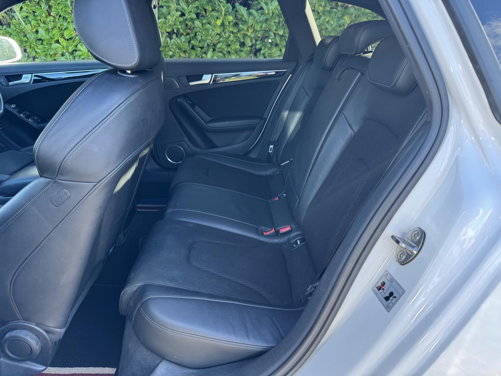 Audi A4 Avant 2.0 TDI Black Edition Estate 5dr Diesel Manual Euro 5 (s/s) (177 ps)