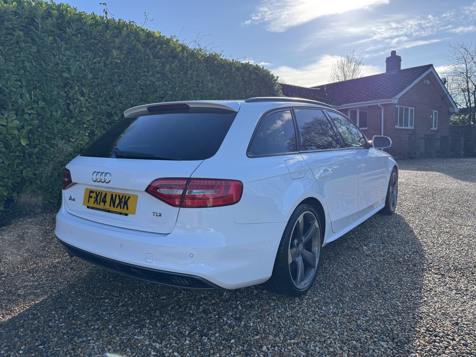 Audi A4 Avant 2.0 TDI Black Edition Estate 5dr Diesel Manual Euro 5 (s/s) (177 ps)