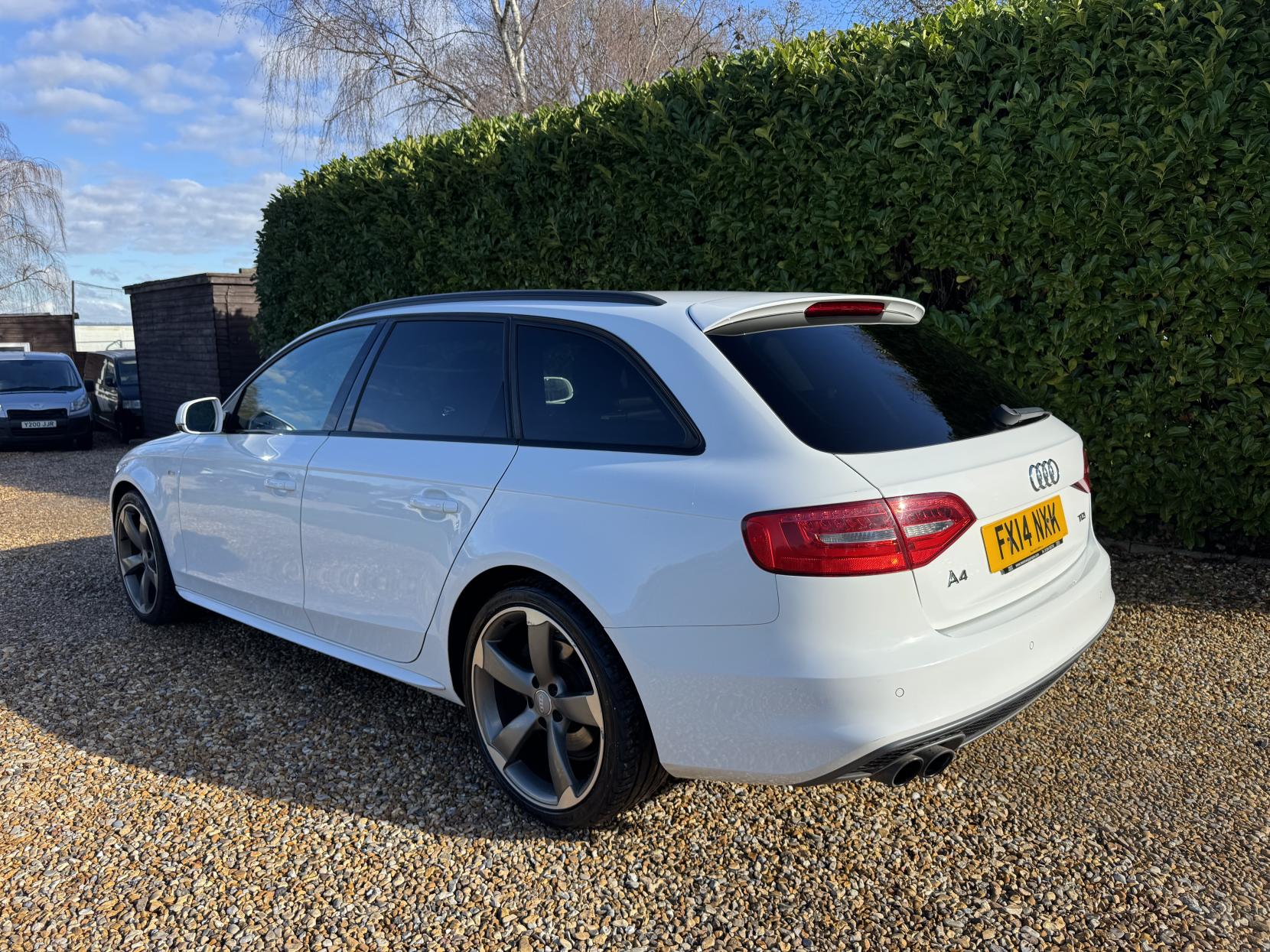 Audi A4 Avant 2.0 TDI Black Edition Estate 5dr Diesel Manual Euro 5 (s/s) (177 ps)