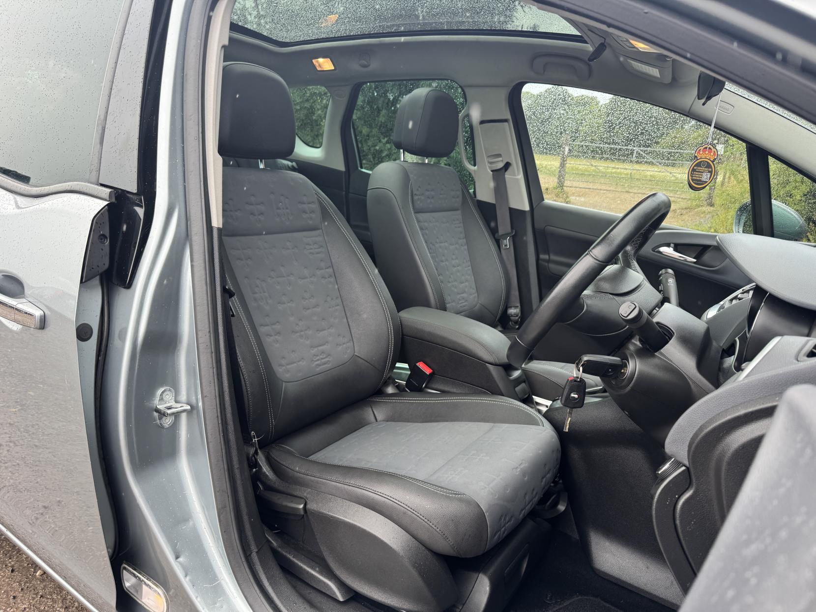 Vauxhall Meriva 1.7 CDTi SE MPV 5dr Diesel Auto Euro 5 (100 ps)