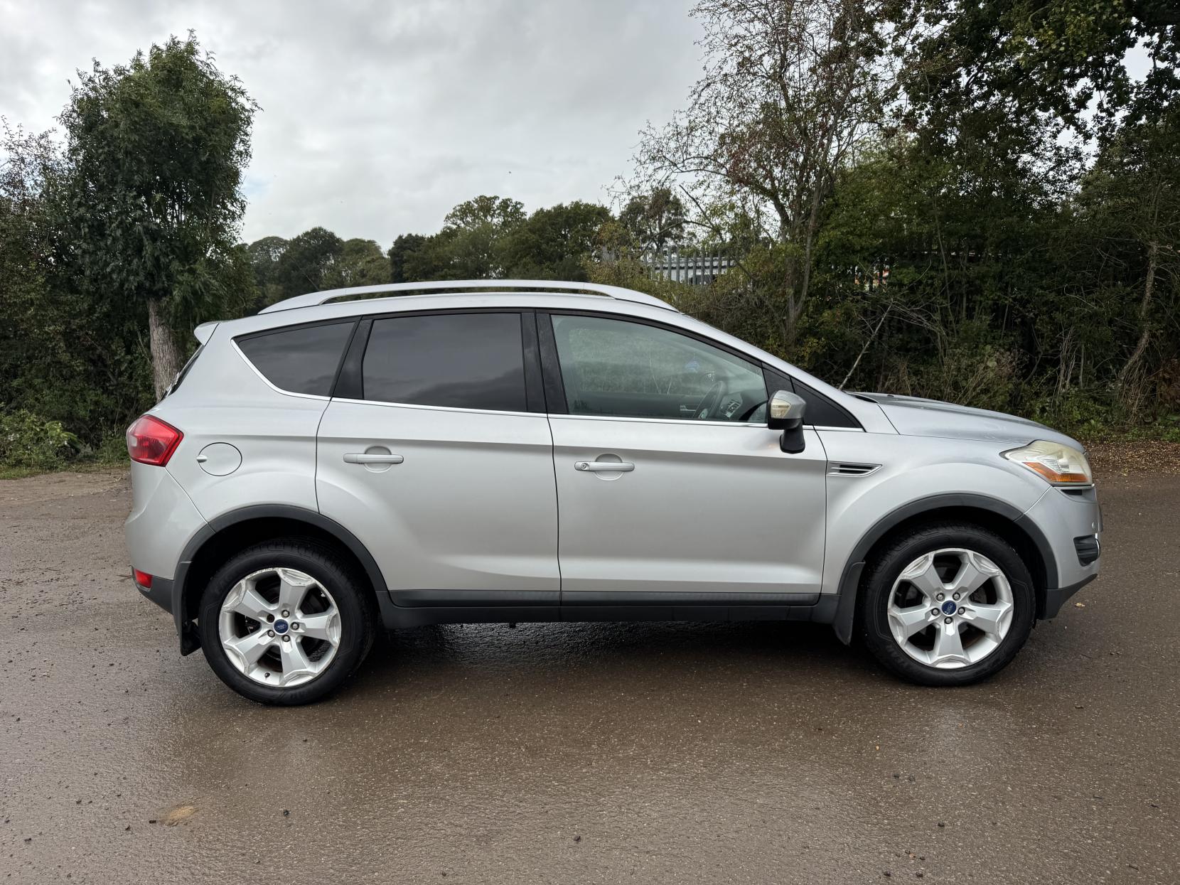 Ford Kuga 2.0 TDCi Titanium SUV 5dr Diesel Manual 2WD Euro 5 (140 ps)