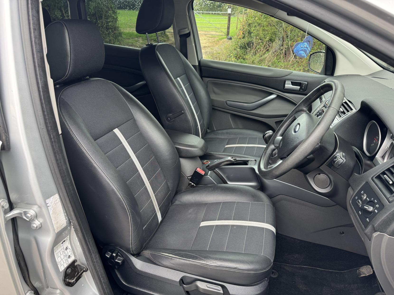 Ford Kuga 2.0 TDCi Titanium SUV 5dr Diesel Manual 2WD Euro 5 (140 ps)