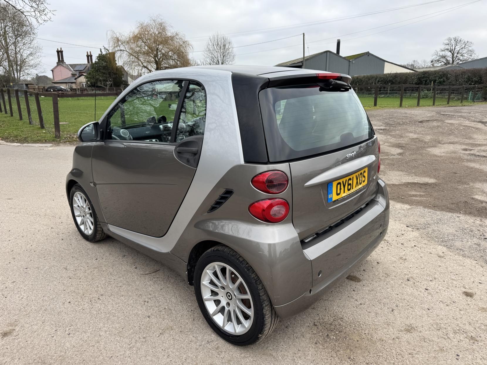 Smart fortwo 0.8 CDI Passion Coupe 2dr Diesel SoftTouch Euro 5 (54 bhp)