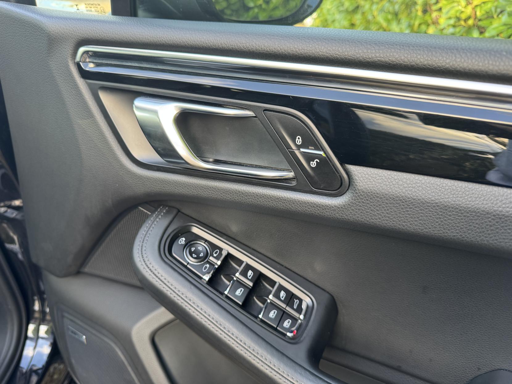 Porsche Macan 3.0 TD V6 S SUV 5dr Diesel PDK 4WD Euro 6 (s/s) (258 ps)