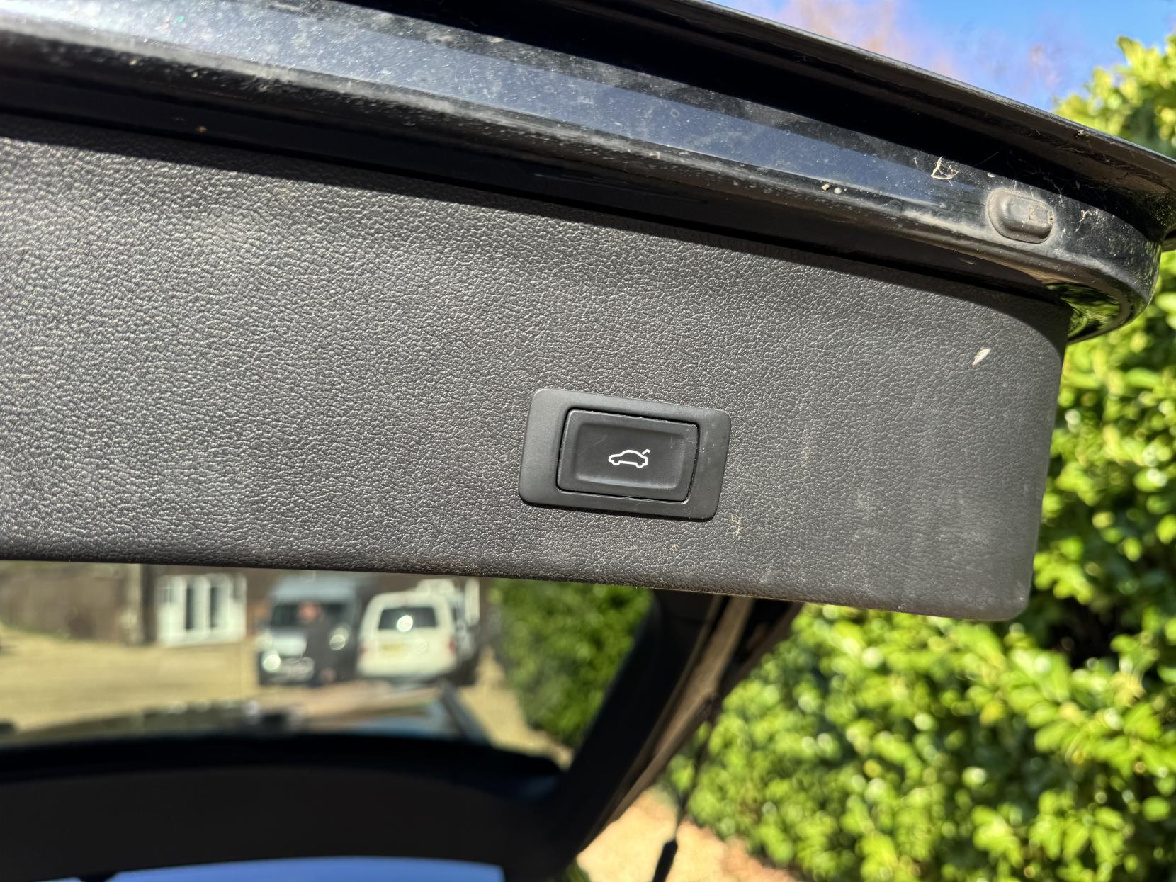 Audi A4 Avant 2.0 TDI Black Edition Estate 5dr Diesel S Tronic quattro Euro 5 (s/s) (177 ps)