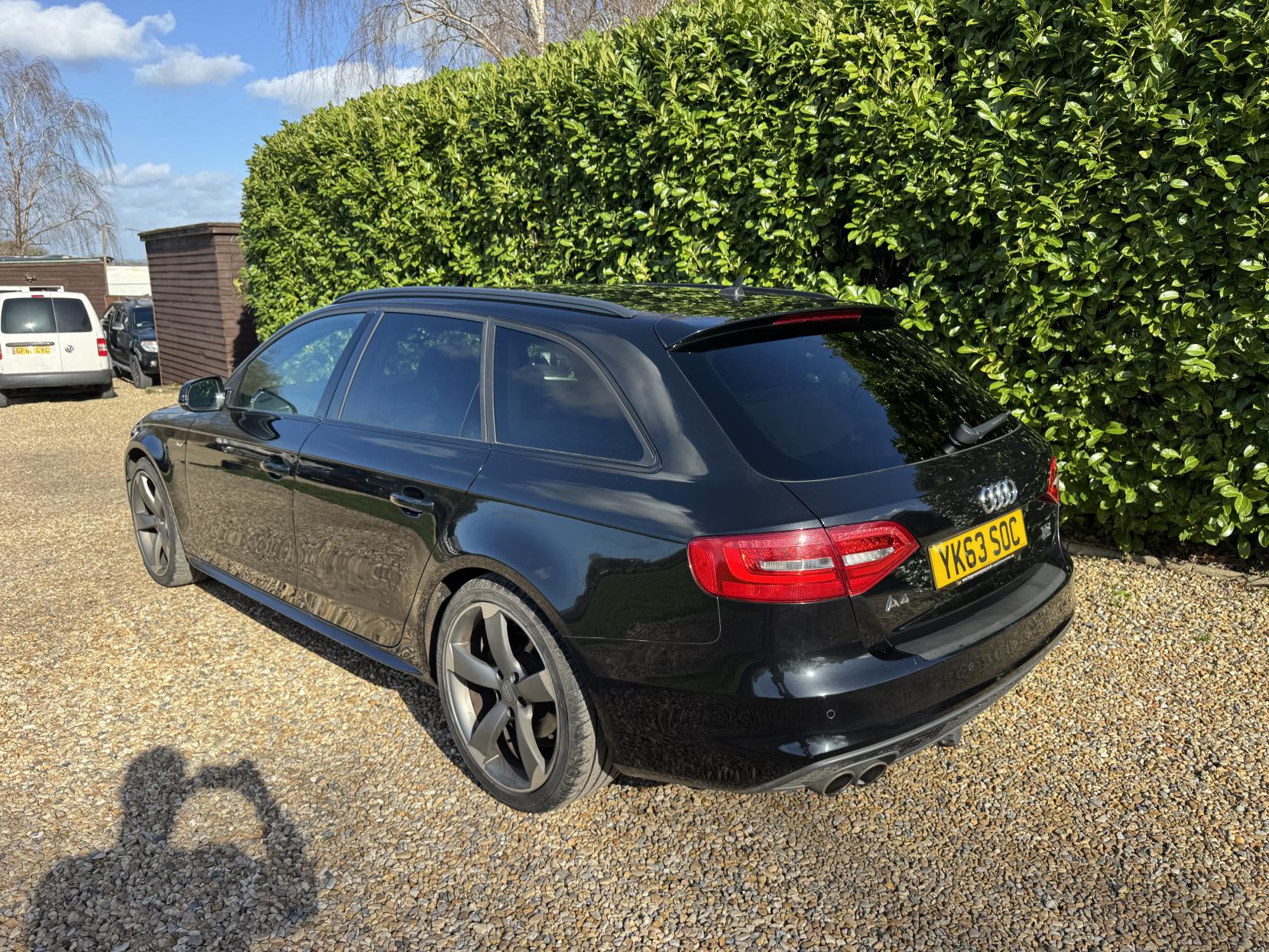 Audi A4 Avant 2.0 TDI Black Edition Estate 5dr Diesel S Tronic quattro Euro 5 (s/s) (177 ps)