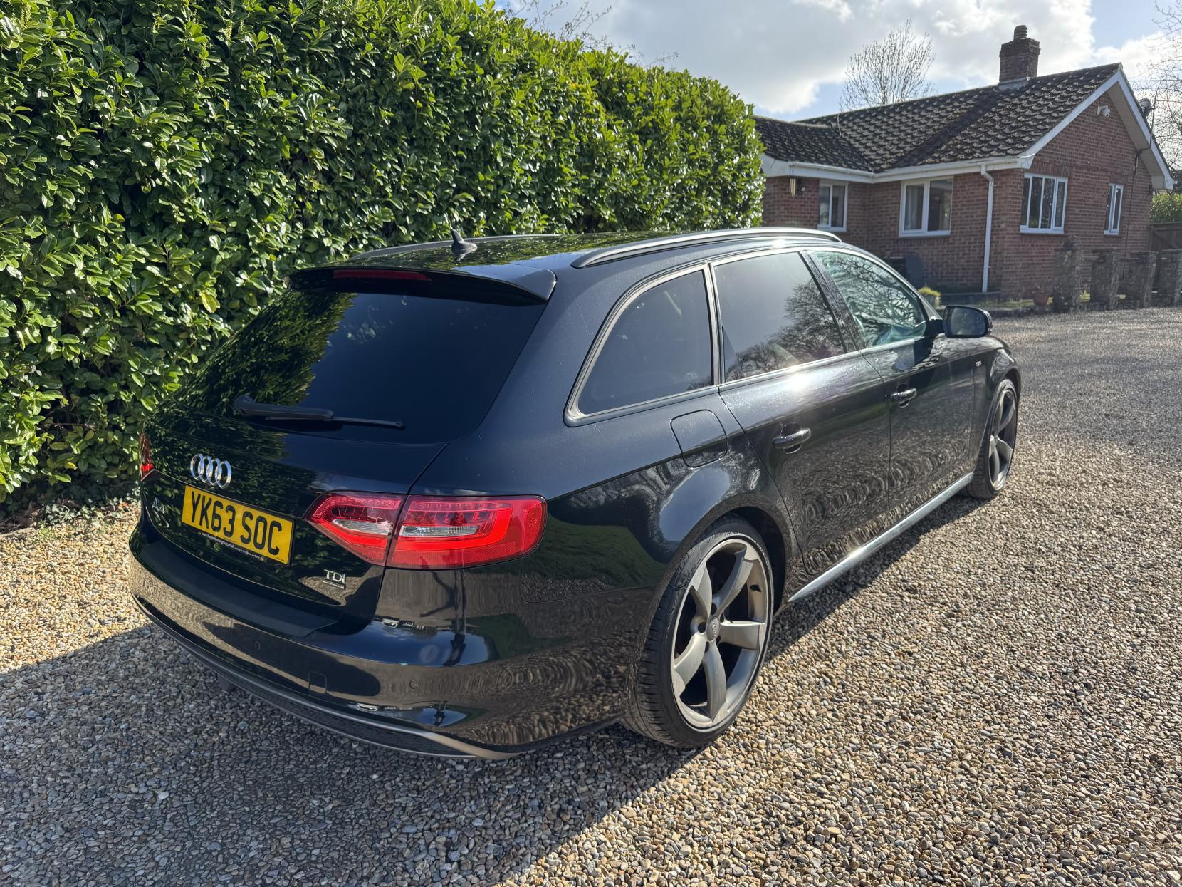 Audi A4 Avant 2.0 TDI Black Edition Estate 5dr Diesel S Tronic quattro Euro 5 (s/s) (177 ps)