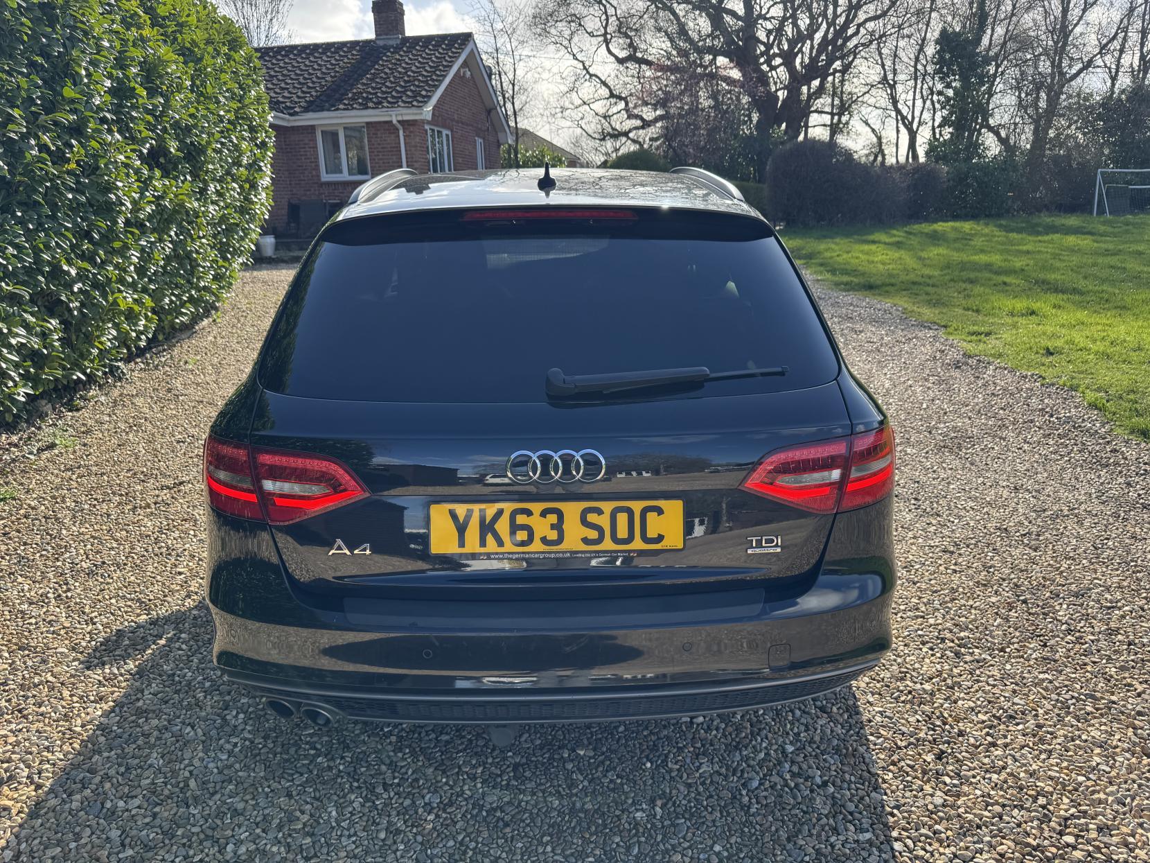 Audi A4 Avant 2.0 TDI Black Edition Estate 5dr Diesel S Tronic quattro Euro 5 (s/s) (177 ps)