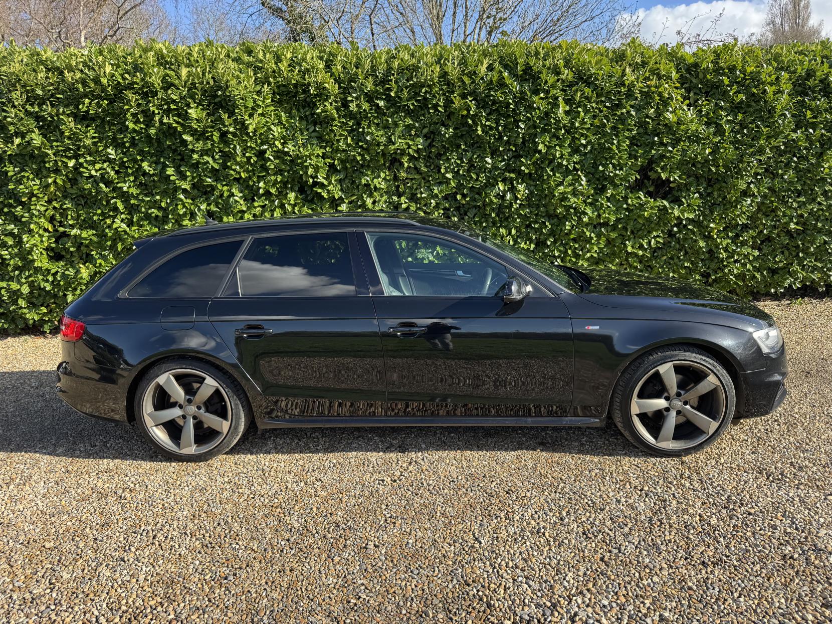 Audi A4 Avant 2.0 TDI Black Edition Estate 5dr Diesel S Tronic quattro Euro 5 (s/s) (177 ps)