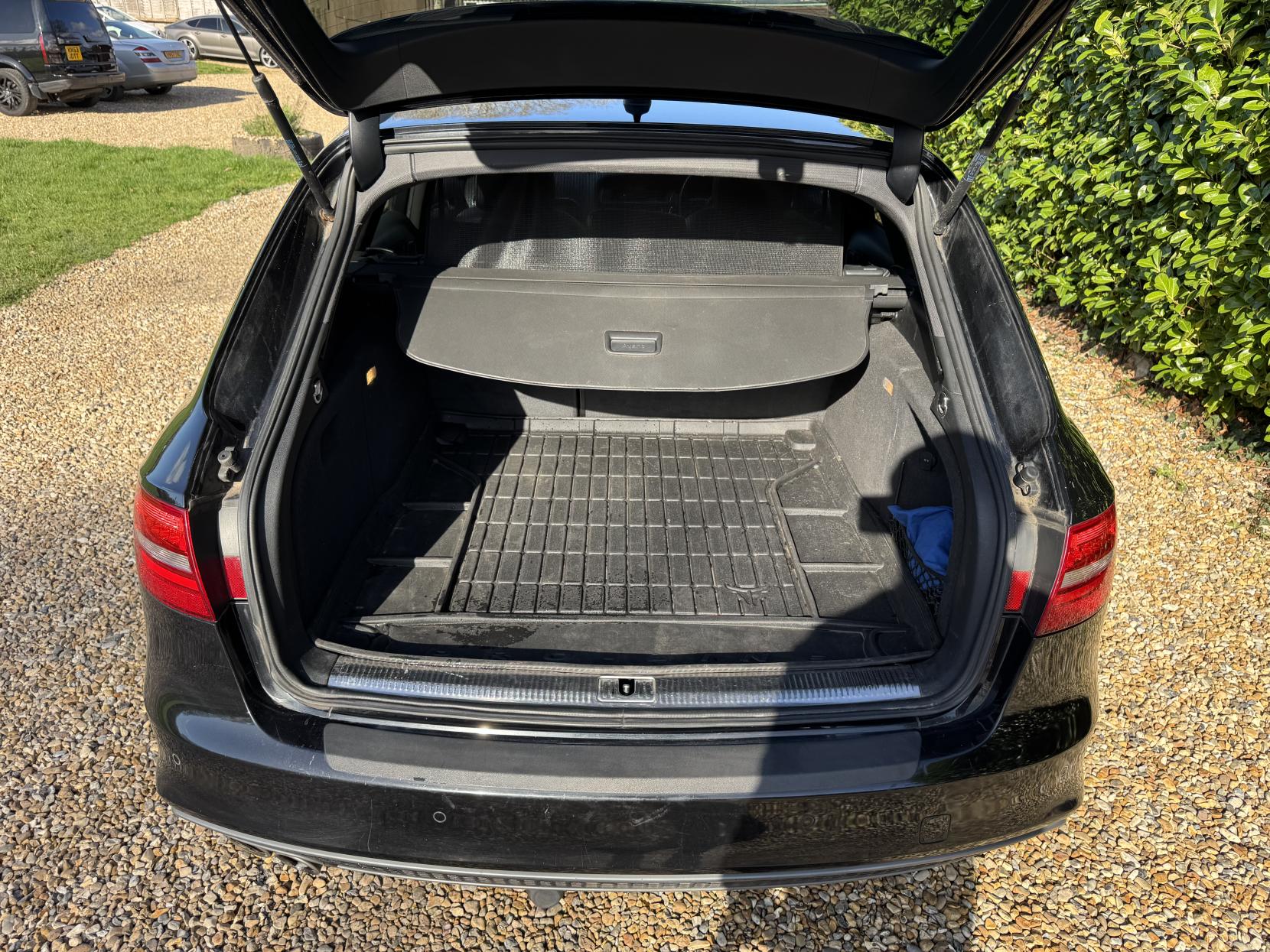 Audi A4 Avant 2.0 TDI Black Edition Estate 5dr Diesel S Tronic quattro Euro 5 (s/s) (177 ps)