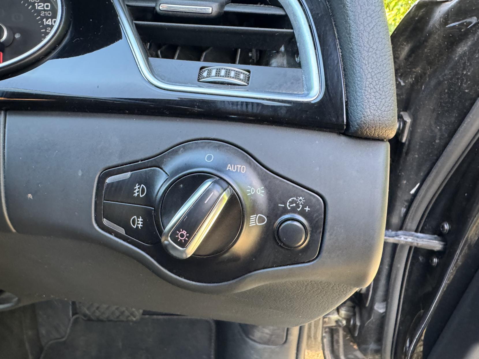 Audi A4 Avant 2.0 TDI Black Edition Estate 5dr Diesel S Tronic quattro Euro 5 (s/s) (177 ps)