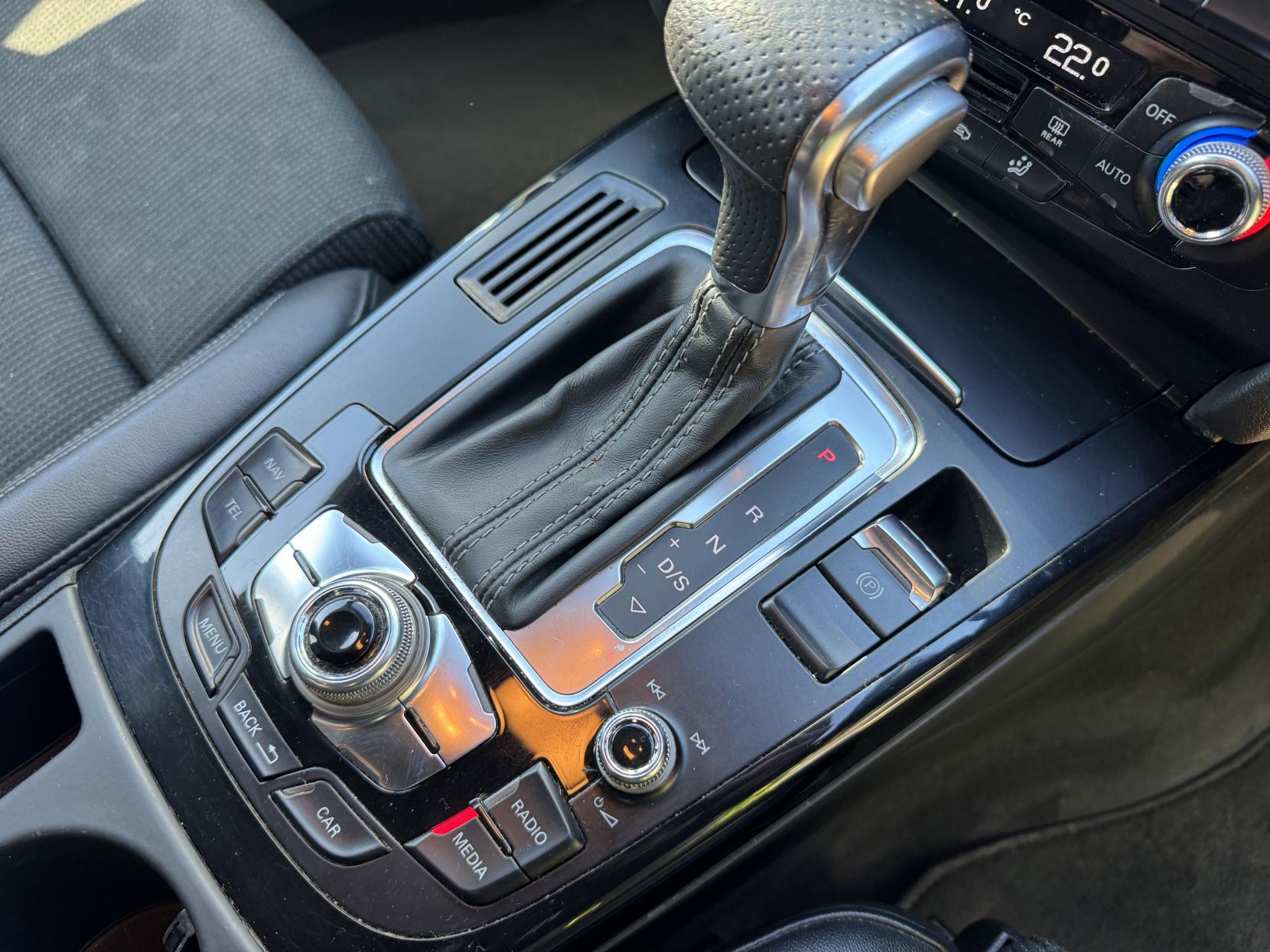 Audi A4 Avant 2.0 TDI Black Edition Estate 5dr Diesel S Tronic quattro Euro 5 (s/s) (177 ps)