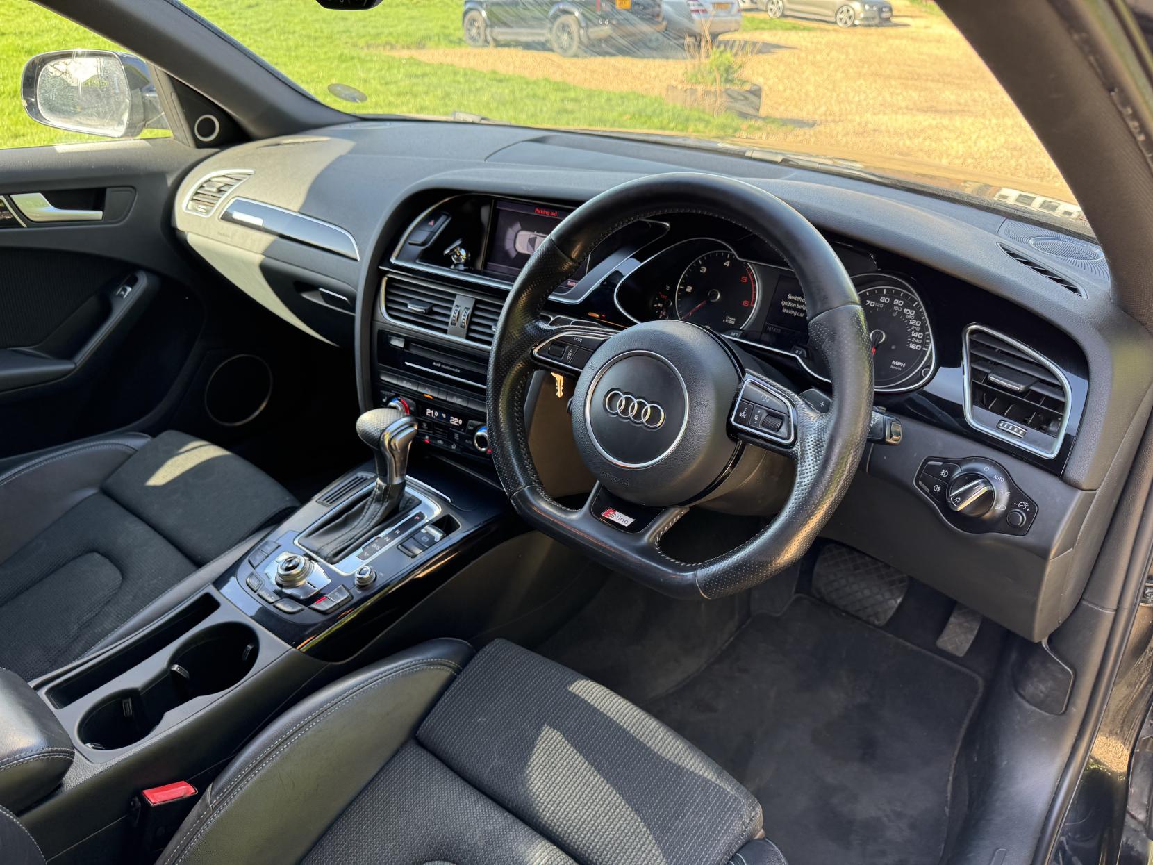 Audi A4 Avant 2.0 TDI Black Edition Estate 5dr Diesel S Tronic quattro Euro 5 (s/s) (177 ps)