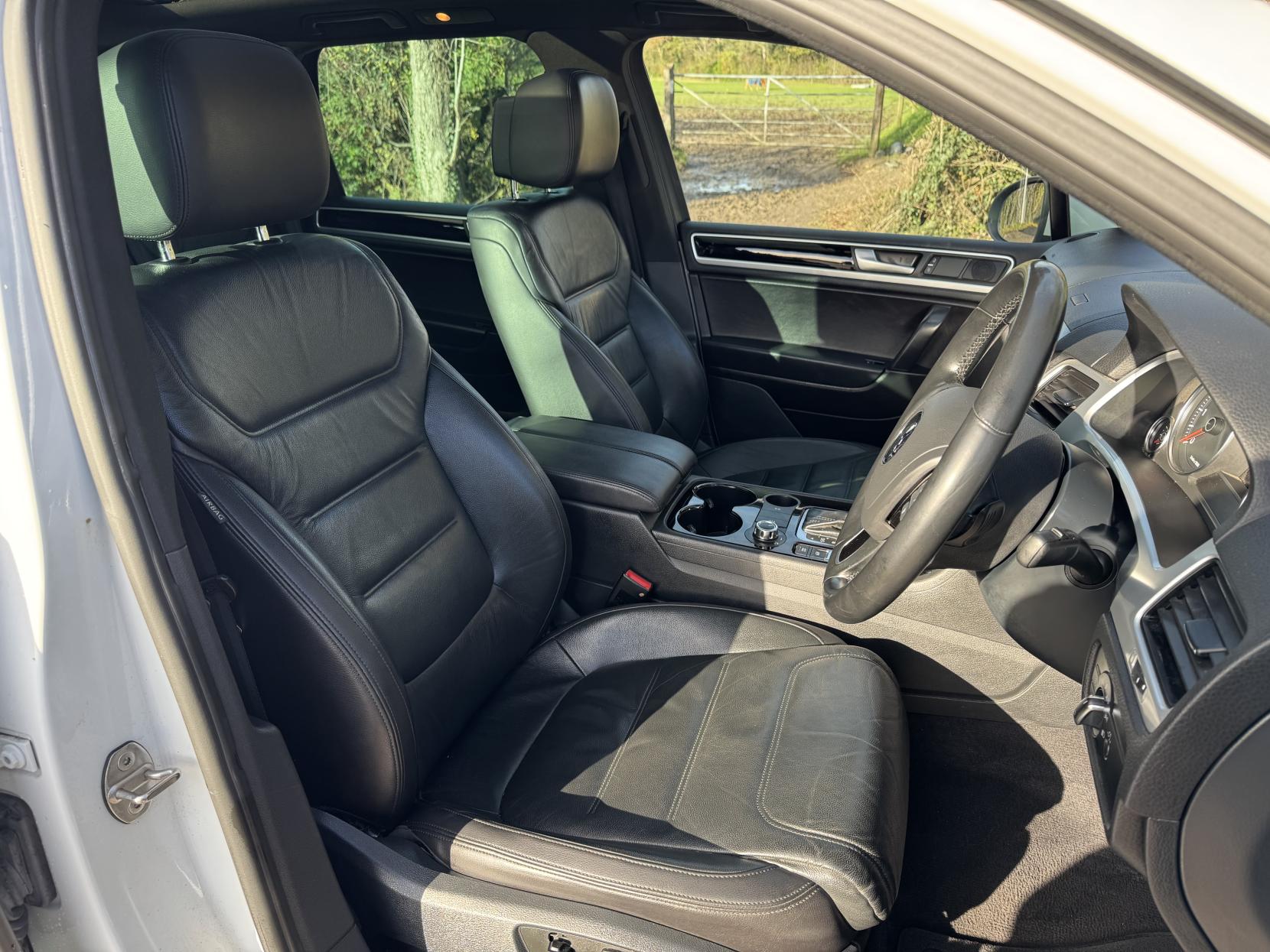 Volkswagen Touareg 3.0 TDI V6 BlueMotion Tech R-Line SUV 5dr Diesel Tiptronic 4WD Euro 5 (s/s) (245 ps)