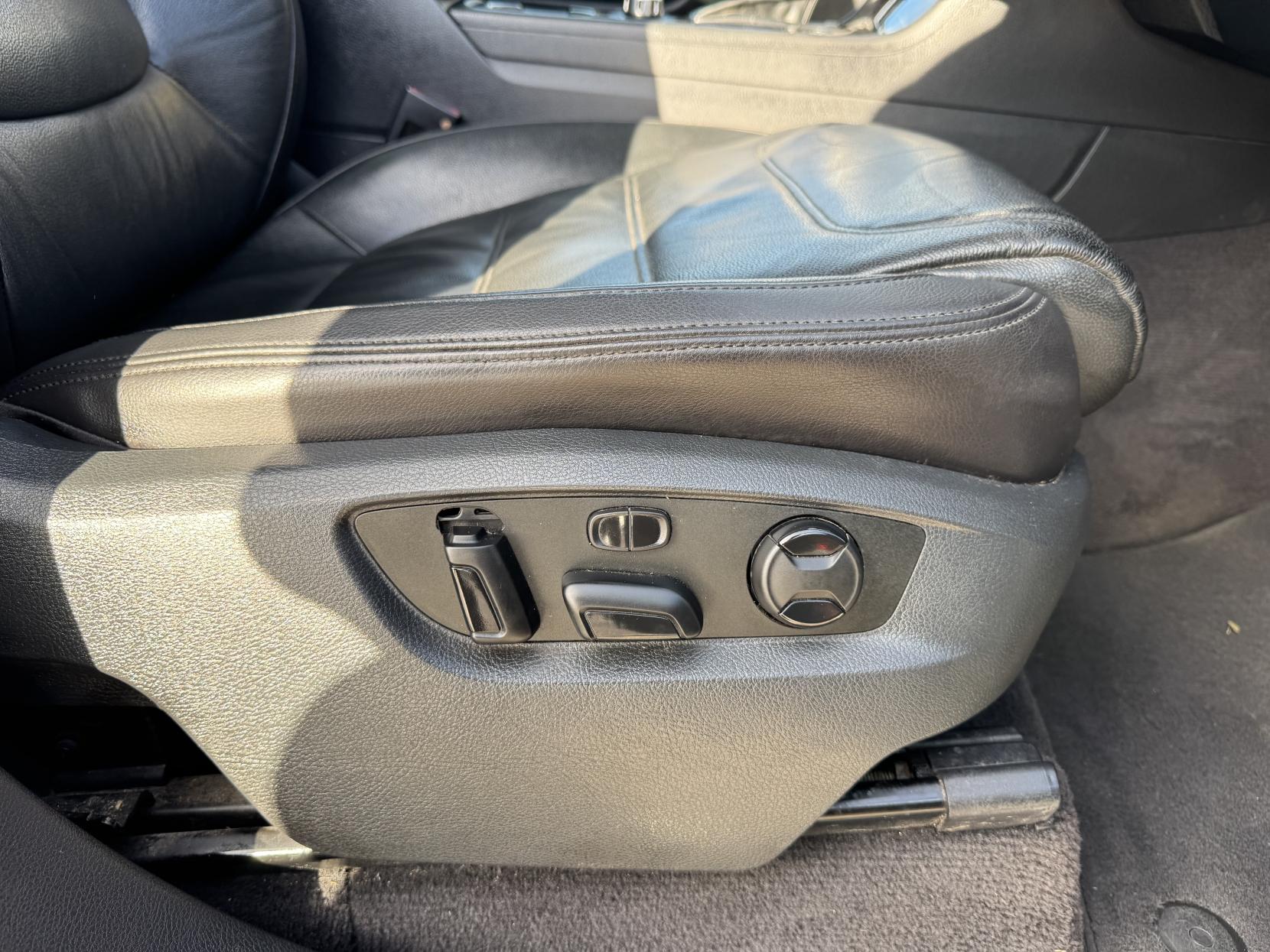 Volkswagen Touareg 3.0 TDI V6 BlueMotion Tech R-Line SUV 5dr Diesel Tiptronic 4WD Euro 5 (s/s) (245 ps)