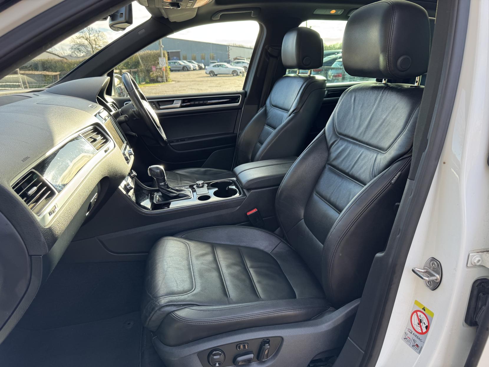 Volkswagen Touareg 3.0 TDI V6 BlueMotion Tech R-Line SUV 5dr Diesel Tiptronic 4WD Euro 5 (s/s) (245 ps)