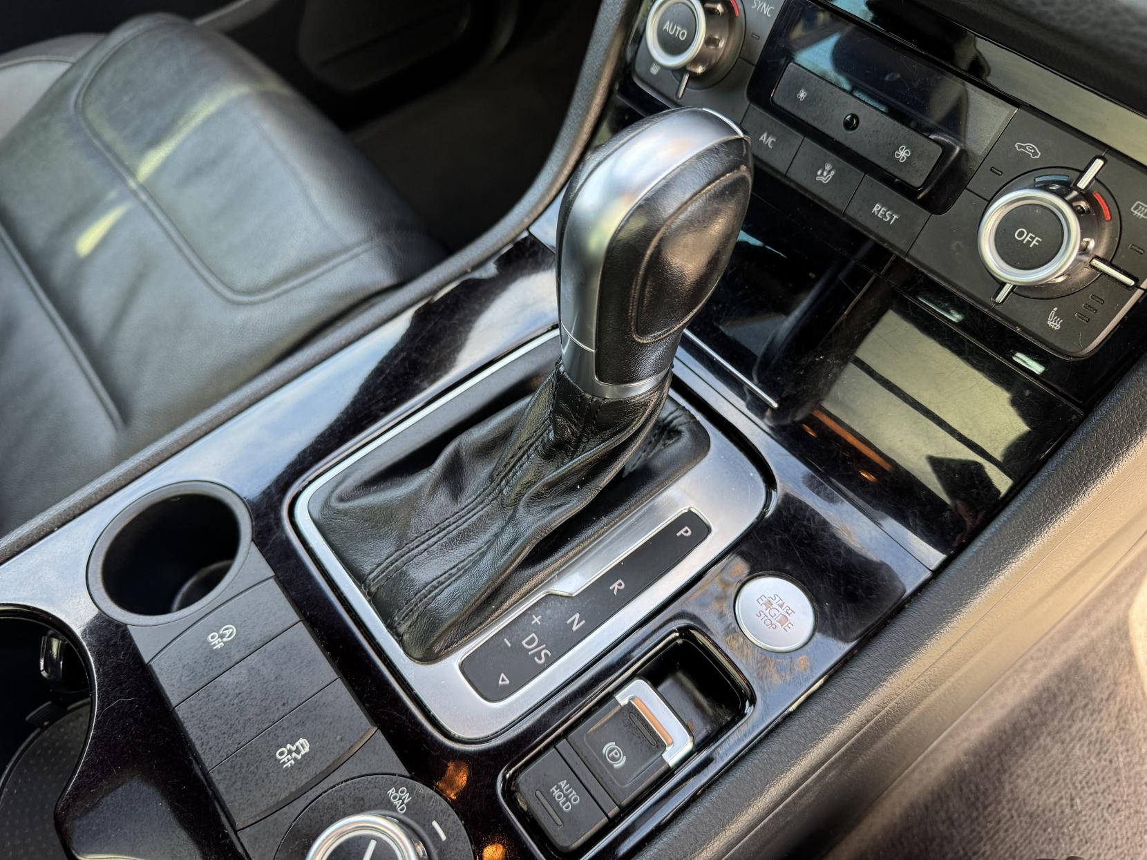 Volkswagen Touareg 3.0 TDI V6 BlueMotion Tech R-Line SUV 5dr Diesel Tiptronic 4WD Euro 5 (s/s) (245 ps)