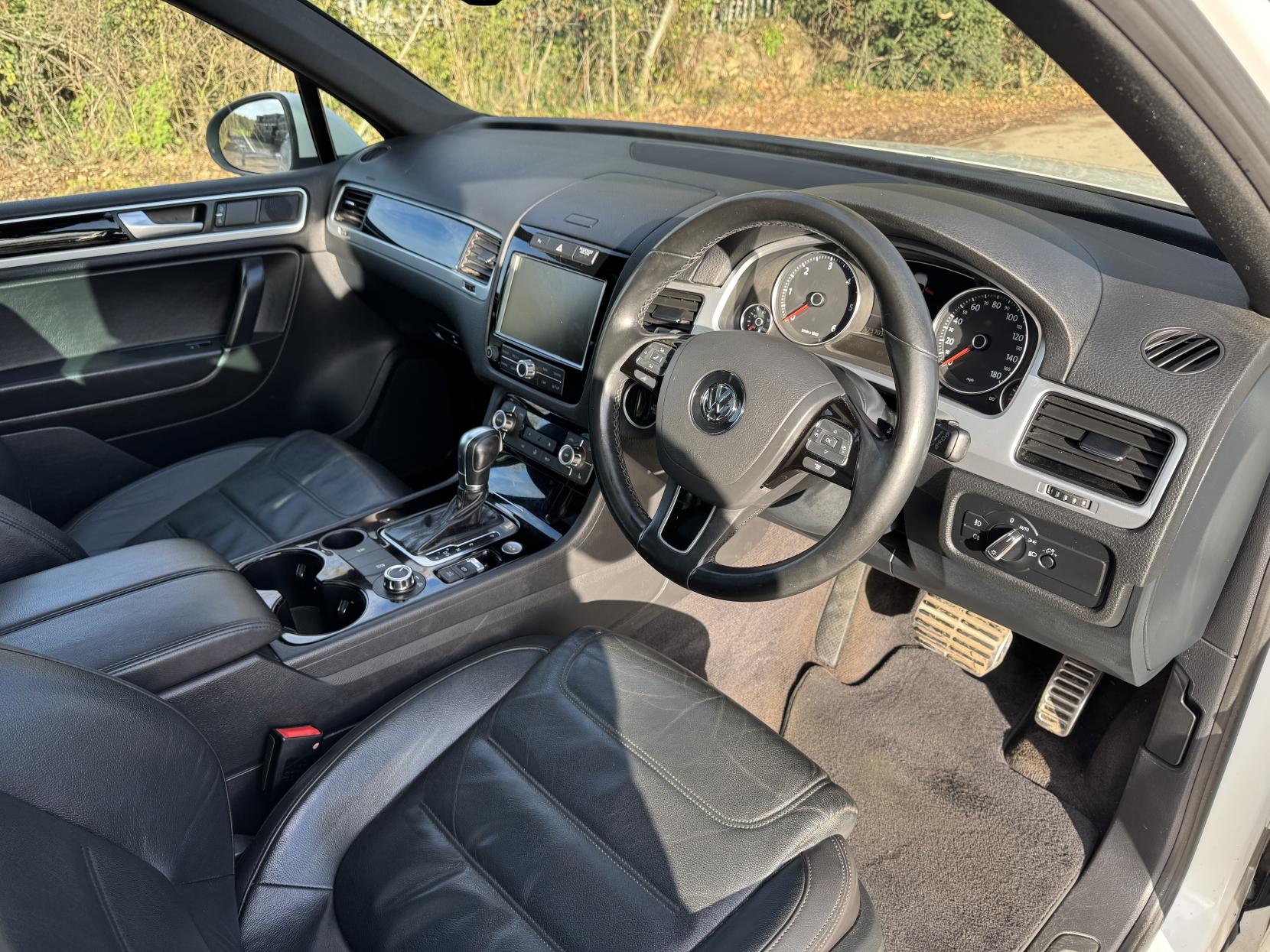 Volkswagen Touareg 3.0 TDI V6 BlueMotion Tech R-Line SUV 5dr Diesel Tiptronic 4WD Euro 5 (s/s) (245 ps)