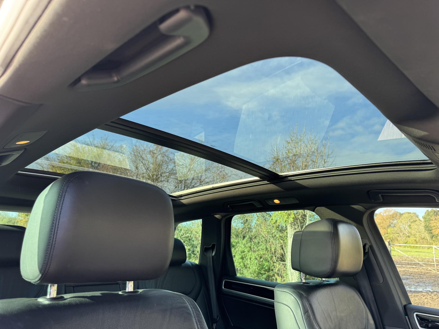 Volkswagen Touareg 3.0 TDI V6 BlueMotion Tech R-Line SUV 5dr Diesel Tiptronic 4WD Euro 5 (s/s) (245 ps)