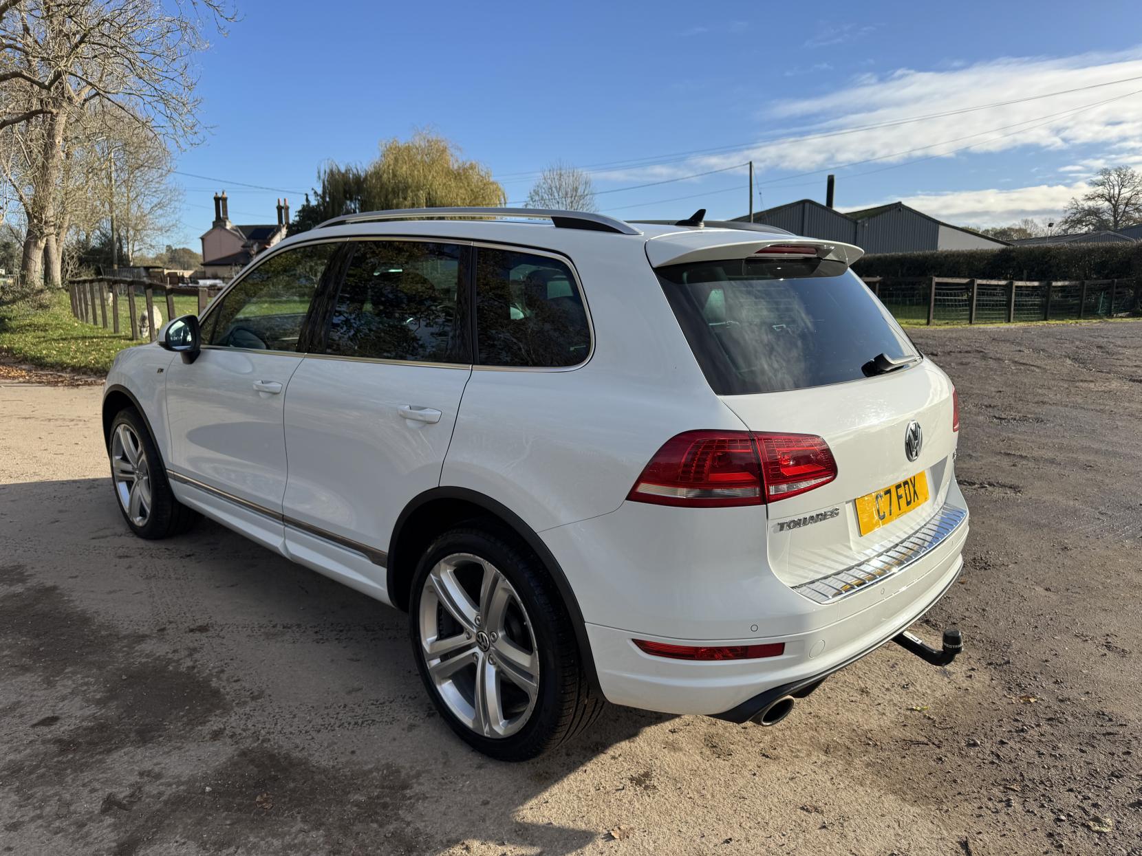 Volkswagen Touareg 3.0 TDI V6 BlueMotion Tech R-Line SUV 5dr Diesel Tiptronic 4WD Euro 5 (s/s) (245 ps)