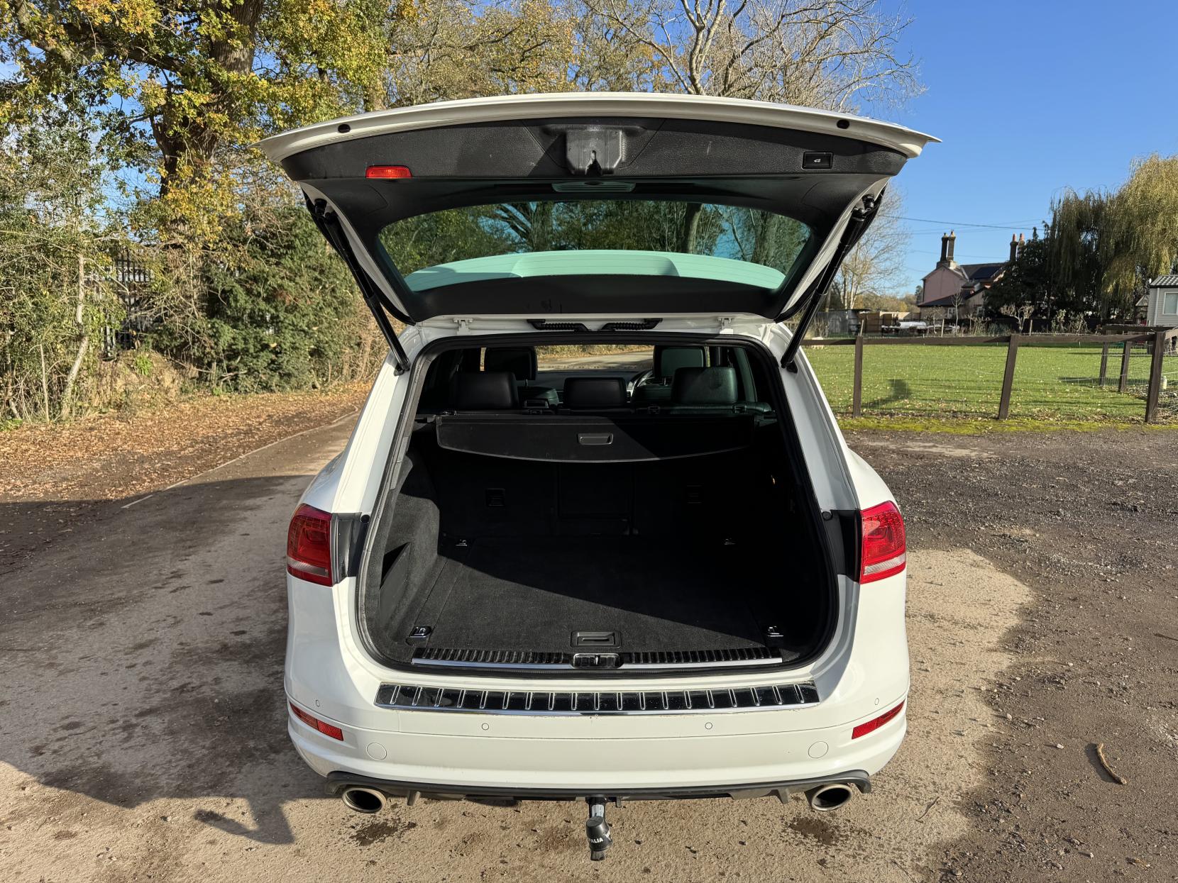 Volkswagen Touareg 3.0 TDI V6 BlueMotion Tech R-Line SUV 5dr Diesel Tiptronic 4WD Euro 5 (s/s) (245 ps)