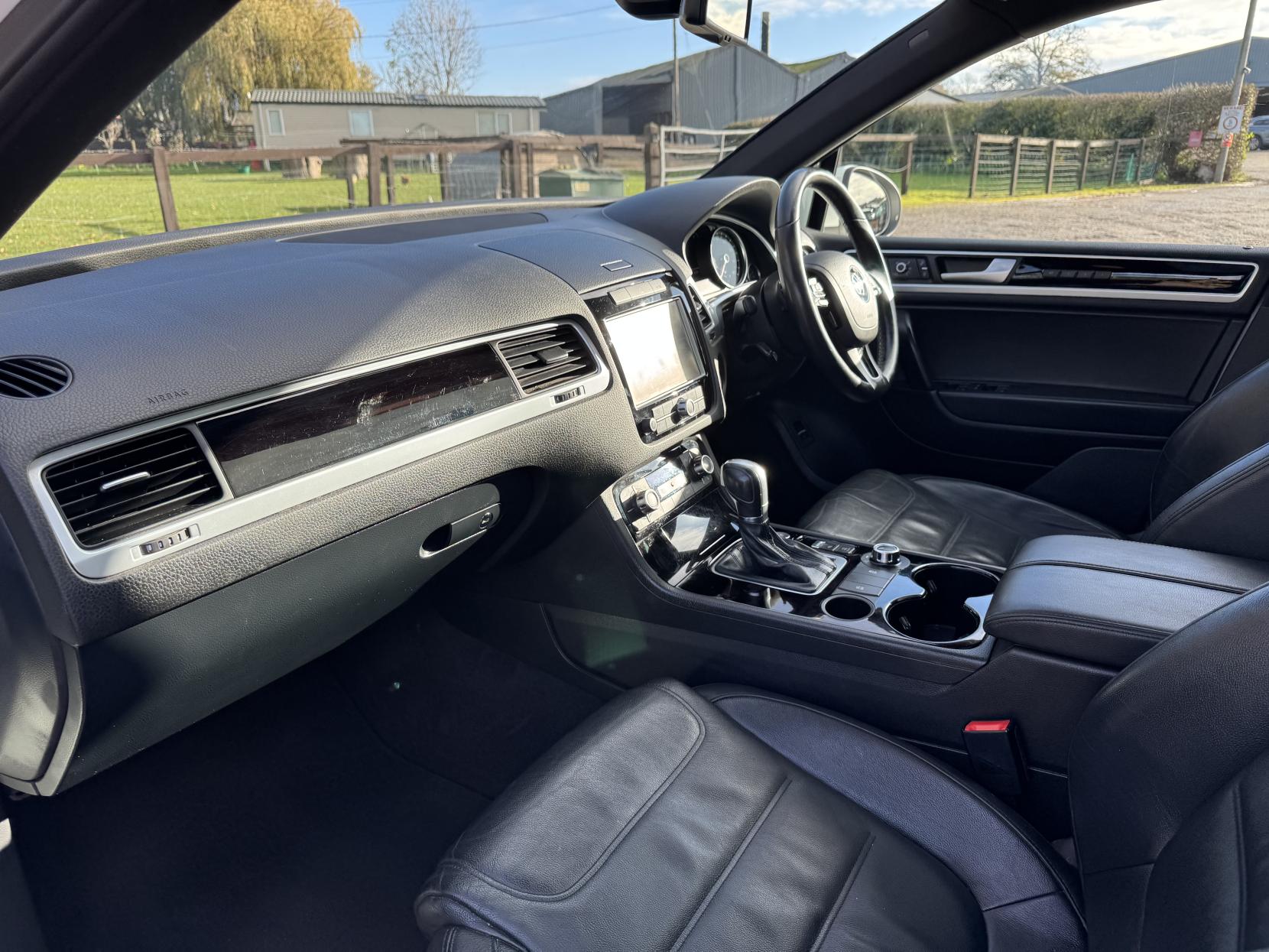 Volkswagen Touareg 3.0 TDI V6 BlueMotion Tech R-Line SUV 5dr Diesel Tiptronic 4WD Euro 5 (s/s) (245 ps)