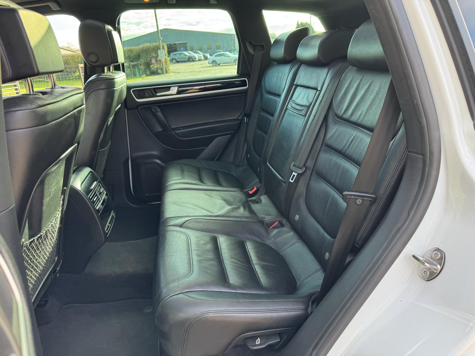 Volkswagen Touareg 3.0 TDI V6 BlueMotion Tech R-Line SUV 5dr Diesel Tiptronic 4WD Euro 5 (s/s) (245 ps)