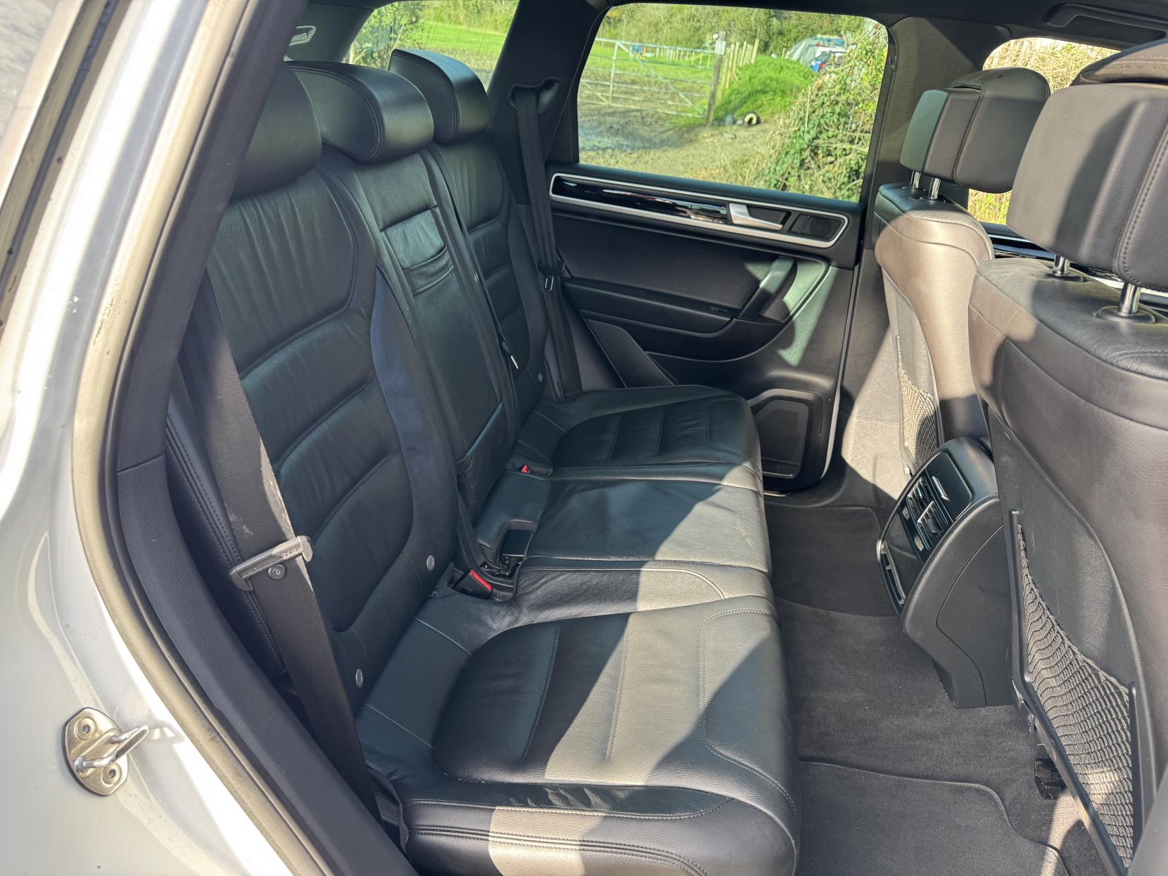 Volkswagen Touareg 3.0 TDI V6 BlueMotion Tech R-Line SUV 5dr Diesel Tiptronic 4WD Euro 5 (s/s) (245 ps)