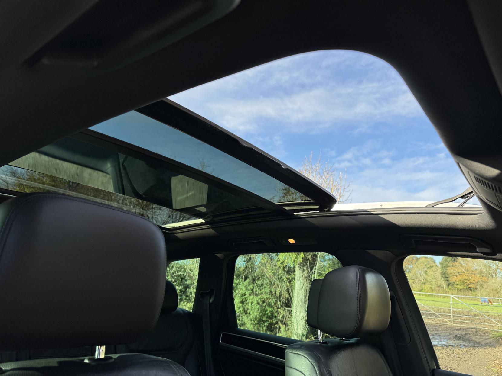 Volkswagen Touareg 3.0 TDI V6 BlueMotion Tech R-Line SUV 5dr Diesel Tiptronic 4WD Euro 5 (s/s) (245 ps)