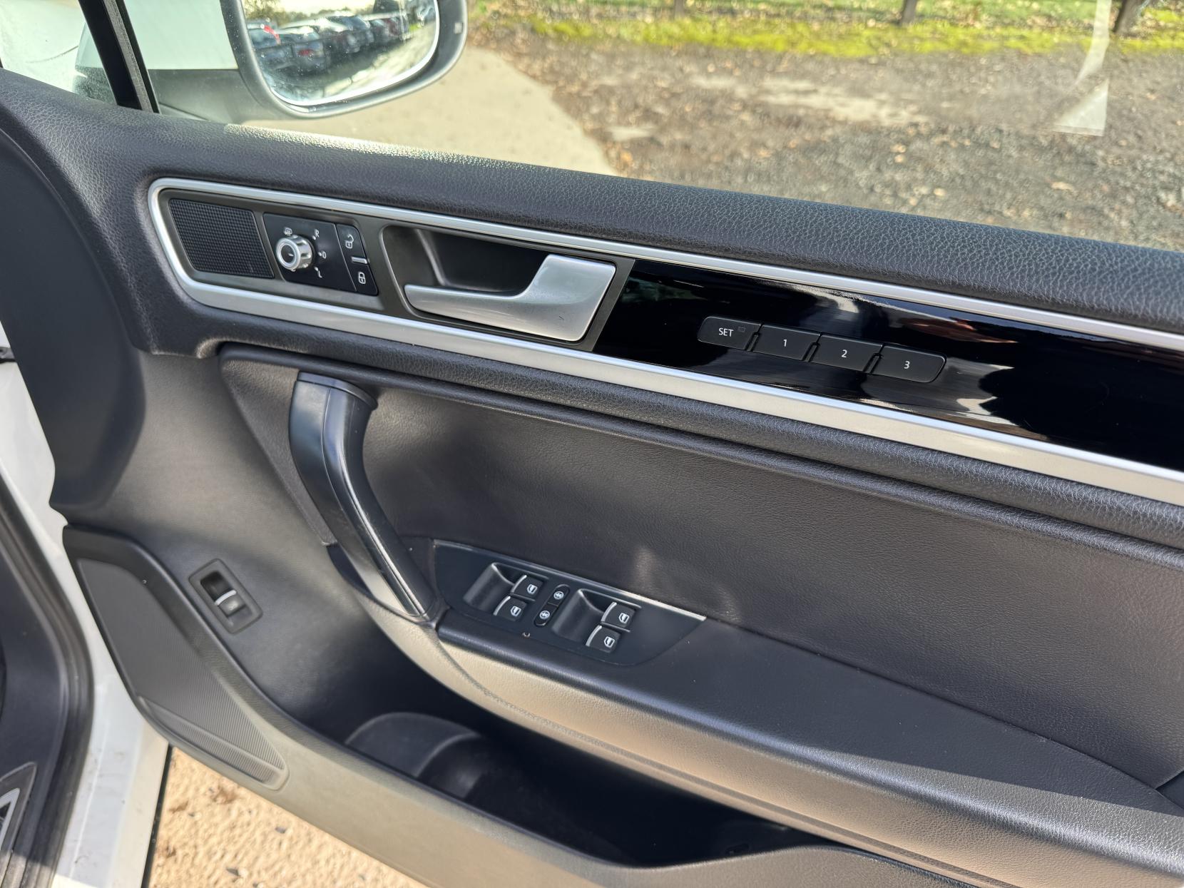 Volkswagen Touareg 3.0 TDI V6 BlueMotion Tech R-Line SUV 5dr Diesel Tiptronic 4WD Euro 5 (s/s) (245 ps)