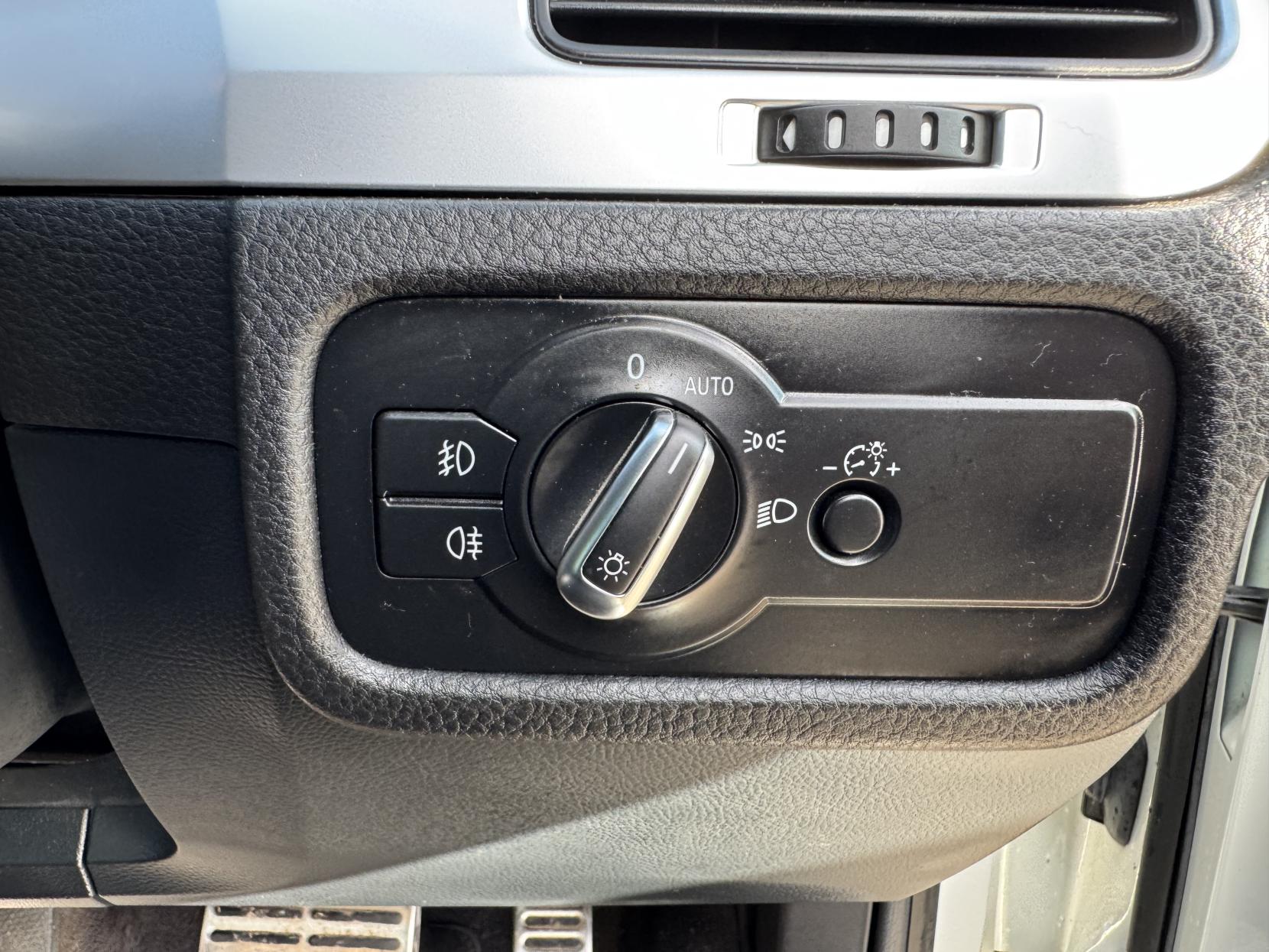 Volkswagen Touareg 3.0 TDI V6 BlueMotion Tech R-Line SUV 5dr Diesel Tiptronic 4WD Euro 5 (s/s) (245 ps)