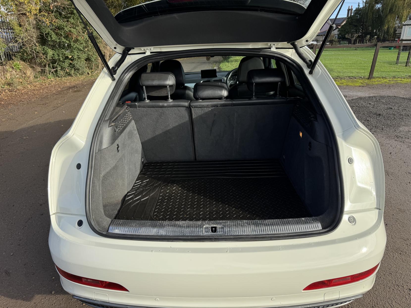 Audi Q3 2.0 TDI S line SUV 5dr Diesel S Tronic quattro Euro 5 (s/s) (177 ps)