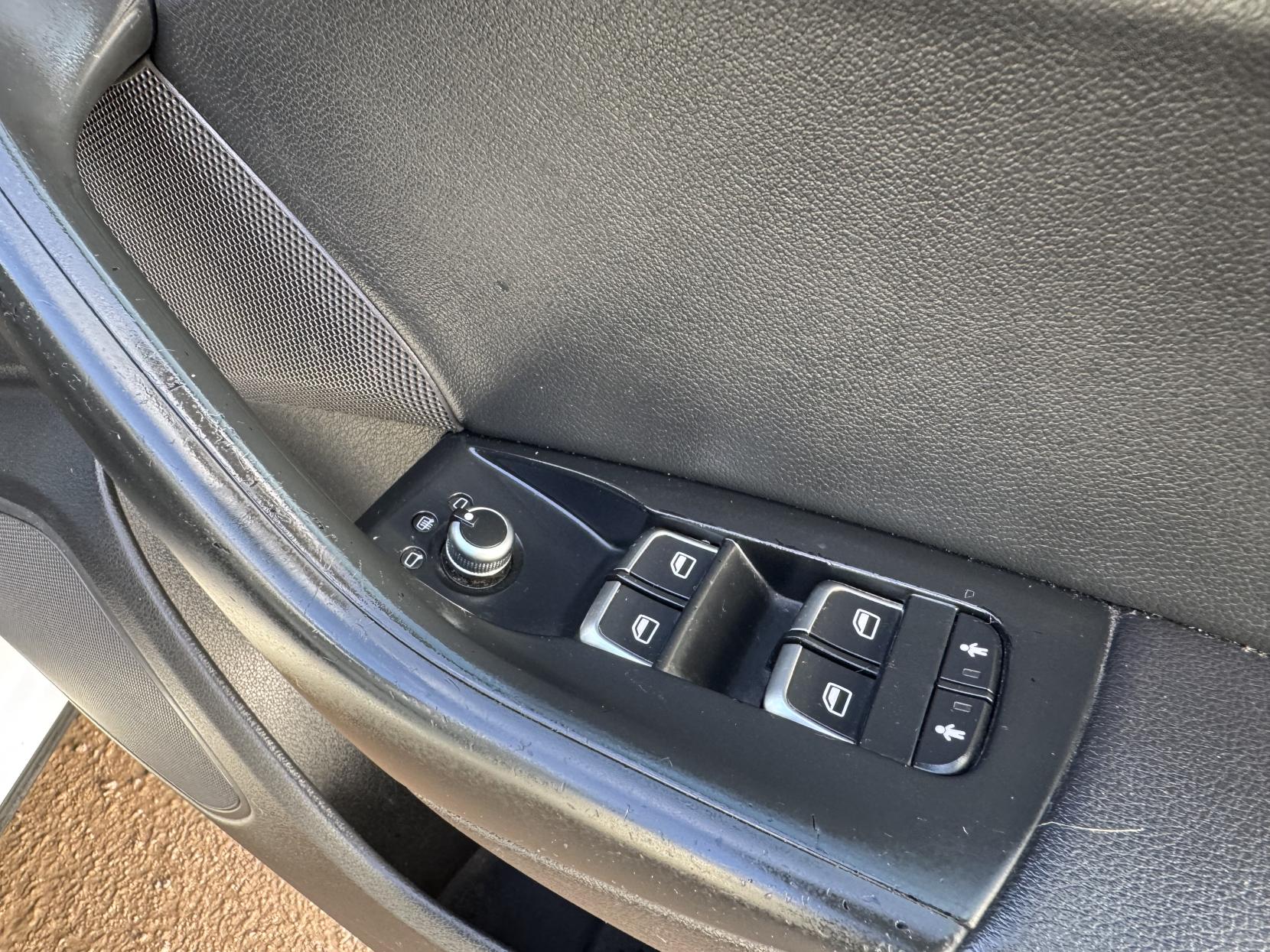 Audi Q3 2.0 TDI S line SUV 5dr Diesel S Tronic quattro Euro 5 (s/s) (177 ps)