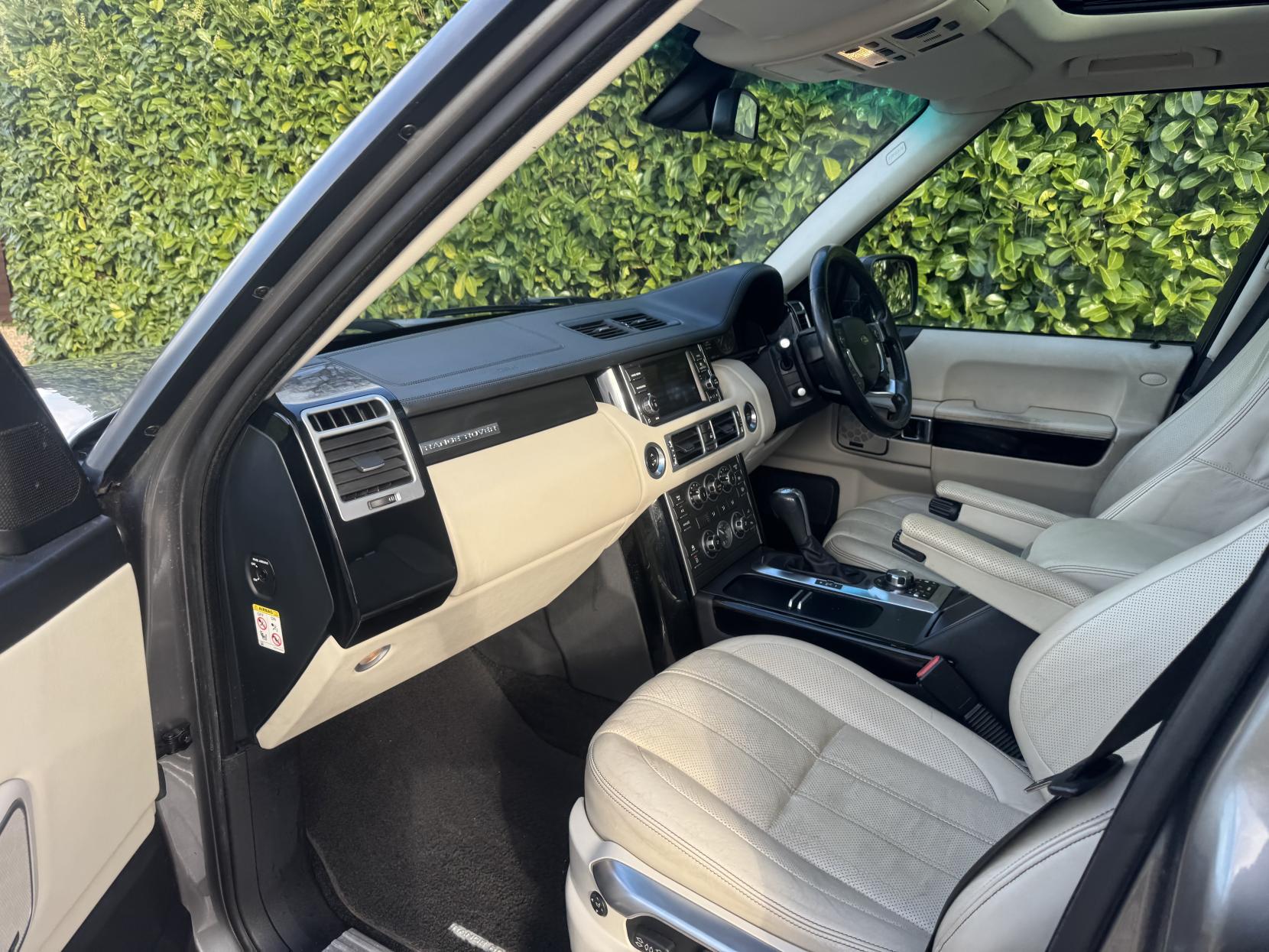 Land Rover Range Rover 3.6 TD V8 Vogue SE SUV 5dr Diesel Auto 4WD Euro 4 (271 ps)