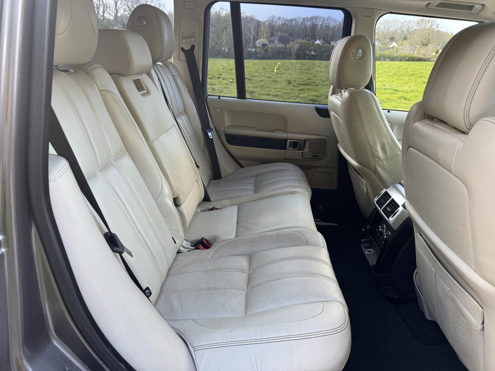 Land Rover Range Rover 3.6 TD V8 Vogue SE SUV 5dr Diesel Auto 4WD Euro 4 (271 ps)