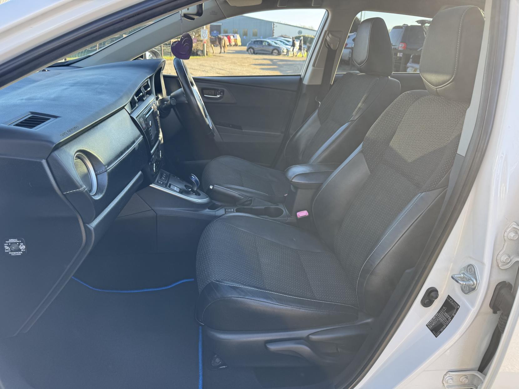 Toyota Auris 1.8 VVT-h Excel Hatchback 5dr Petrol Hybrid CVT Euro 5 (s/s) (136 ps)