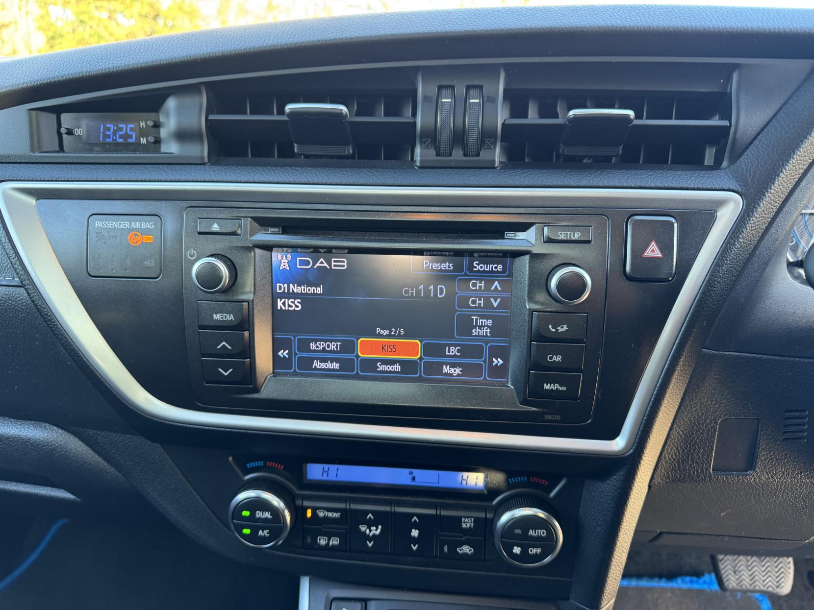 Toyota Auris 1.8 VVT-h Excel Hatchback 5dr Petrol Hybrid CVT Euro 5 (s/s) (136 ps)