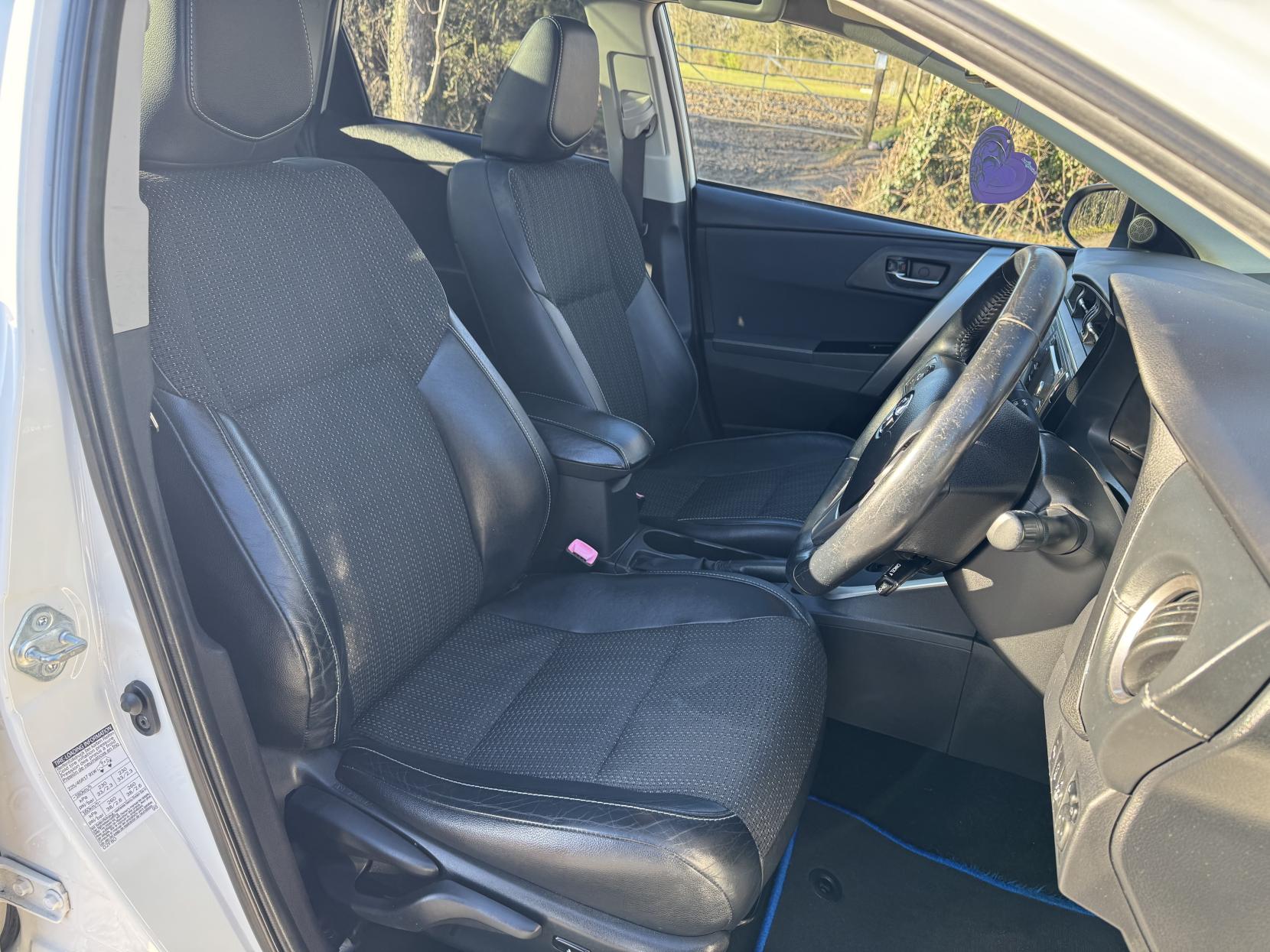 Toyota Auris 1.8 VVT-h Excel Hatchback 5dr Petrol Hybrid CVT Euro 5 (s/s) (136 ps)