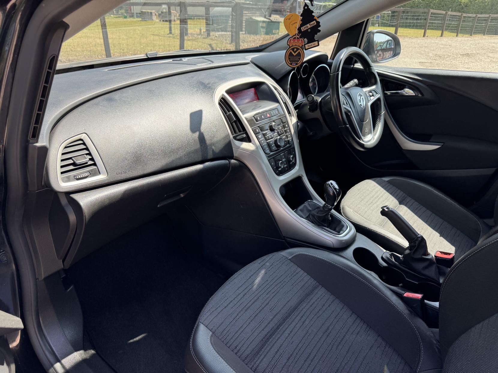 Vauxhall Astra 1.4 16v Excite Hatchback 5dr Petrol Manual Euro 5 (100 ps)