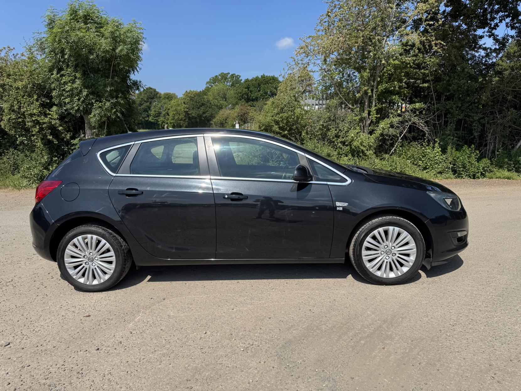 Vauxhall Astra 1.4 16v Excite Hatchback 5dr Petrol Manual Euro 5 (100 ps)