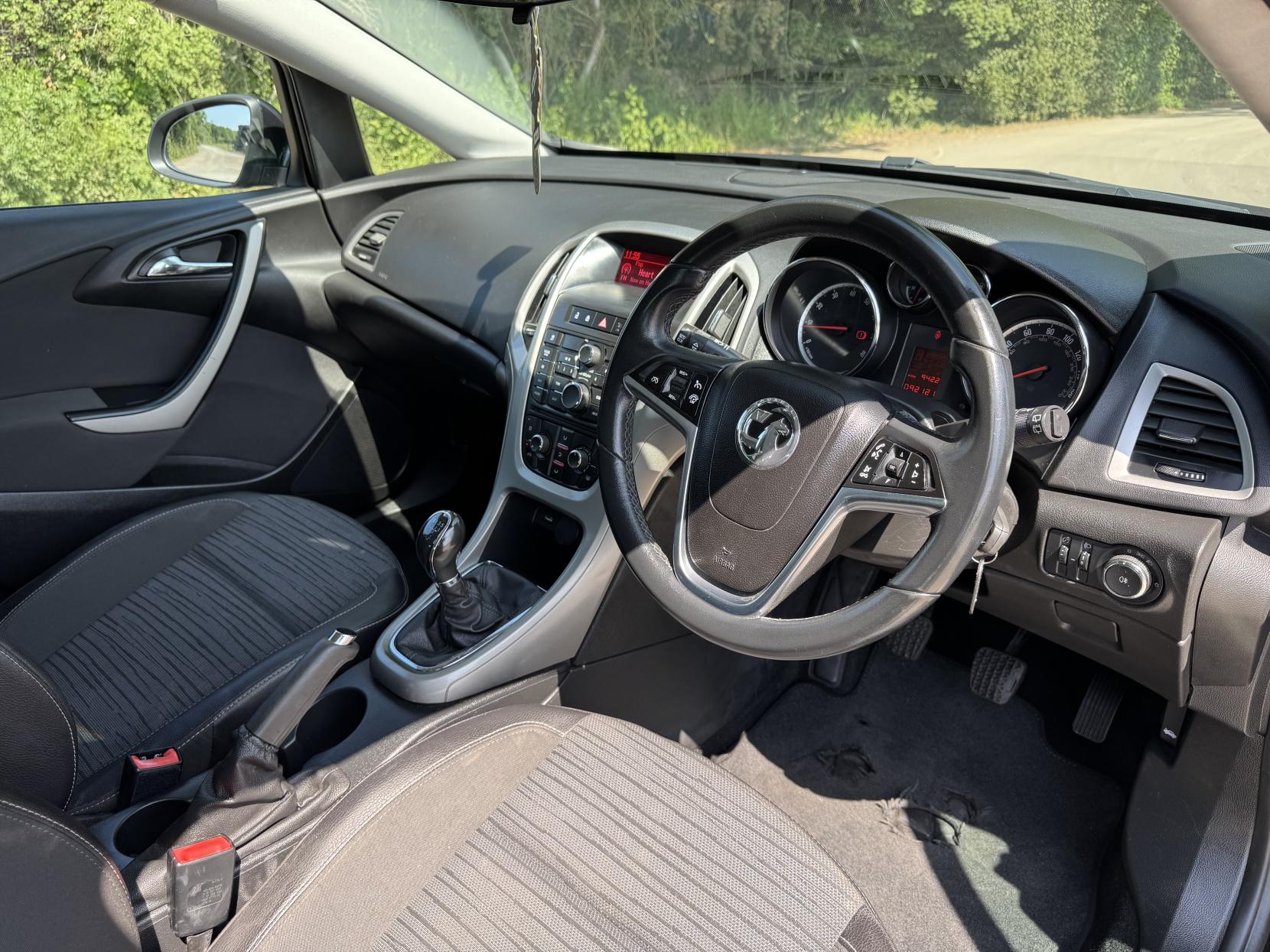 Vauxhall Astra 1.4 16v Excite Hatchback 5dr Petrol Manual Euro 5 (100 ps)