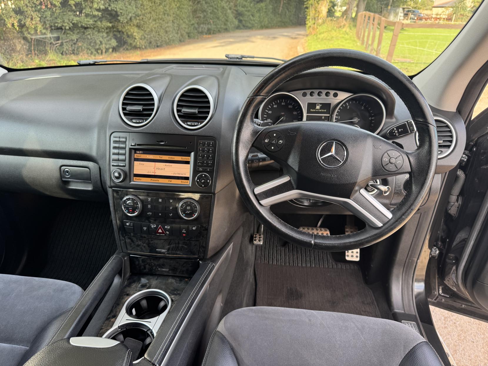 Mercedes-Benz M Class 3.0 ML320 CDI V6 Sport SUV 5dr Diesel Tiptronic 4WD Euro 4 (224 ps)