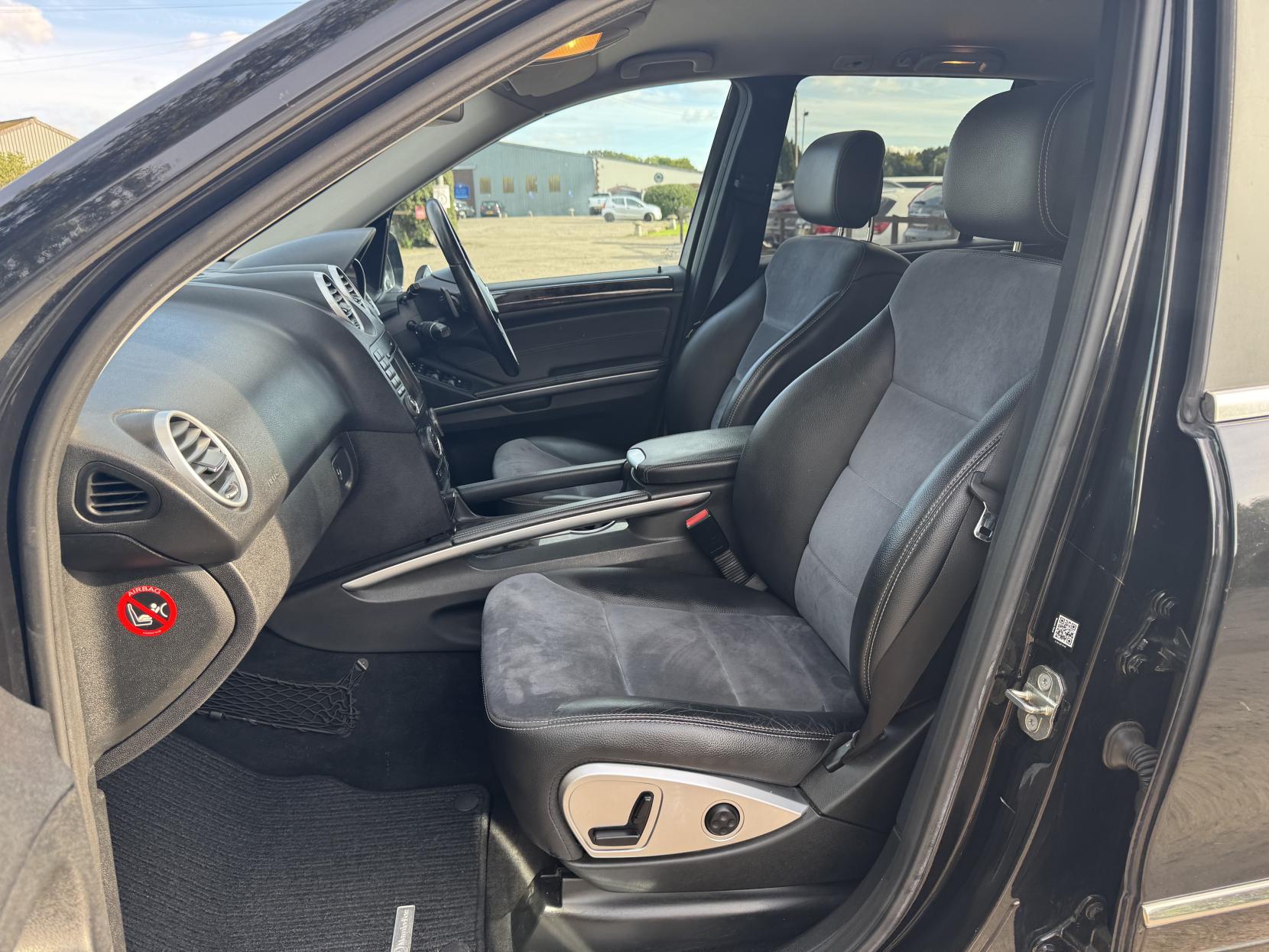 Mercedes-Benz M Class 3.0 ML320 CDI V6 Sport SUV 5dr Diesel Tiptronic 4WD Euro 4 (224 ps)